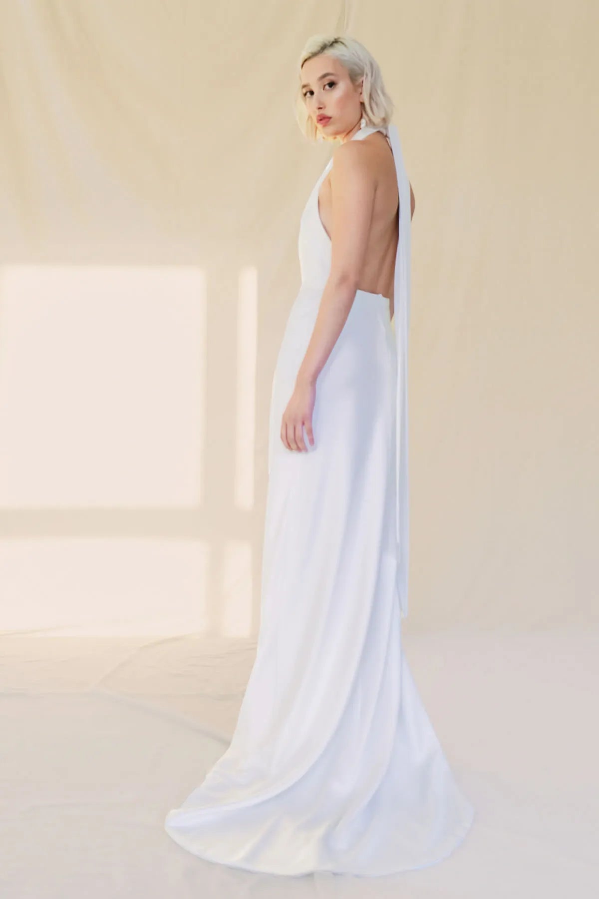 eksklusiv silkebrudekjole fra bridalstory halterneck dyb ryg fit and flare hos Maison Lou bridal atelier i køge, sjælland, danmarks bedste brudekjolebutik.
