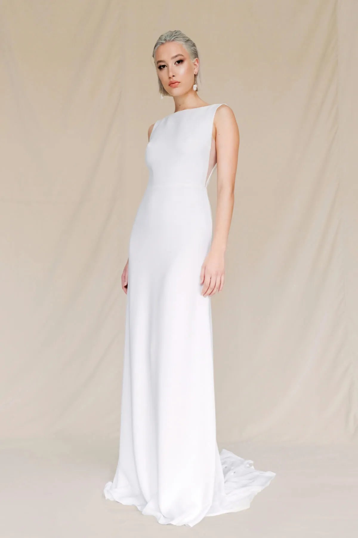 eksklusiv silkebrudekjole fra bridalstory bådudskæring fit and flare hos Maison Lou bridal atelier i køge, sjælland, danmarks bedste brudekjolebutik.