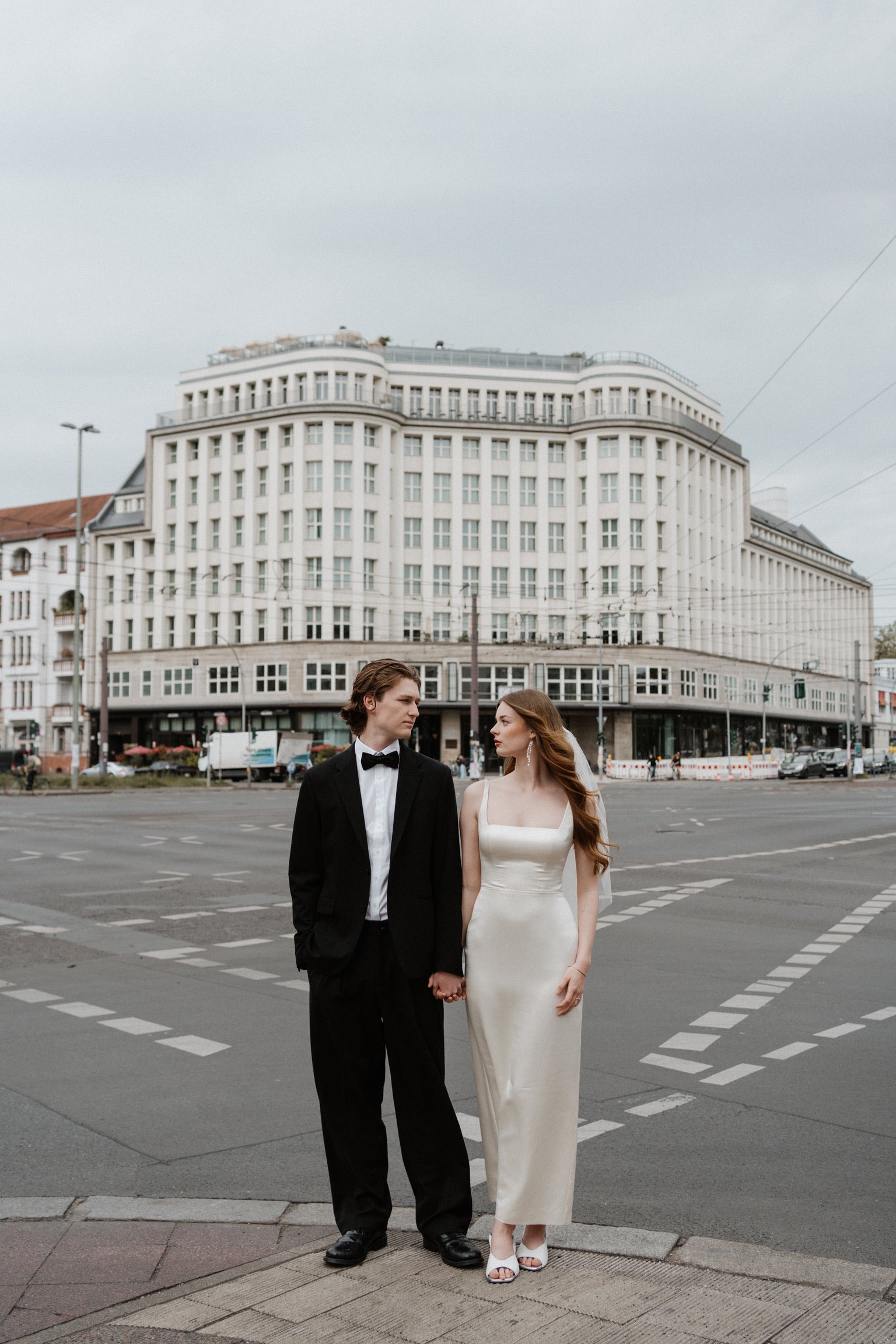 Eksklusiv silkebrudekjole fra bridalstory uden slæb slids bagpå elegant og enkel tætsiddende hos Maison Lou bridal atelier køge, sjælland, danmarks bedste brudekjolebutik.