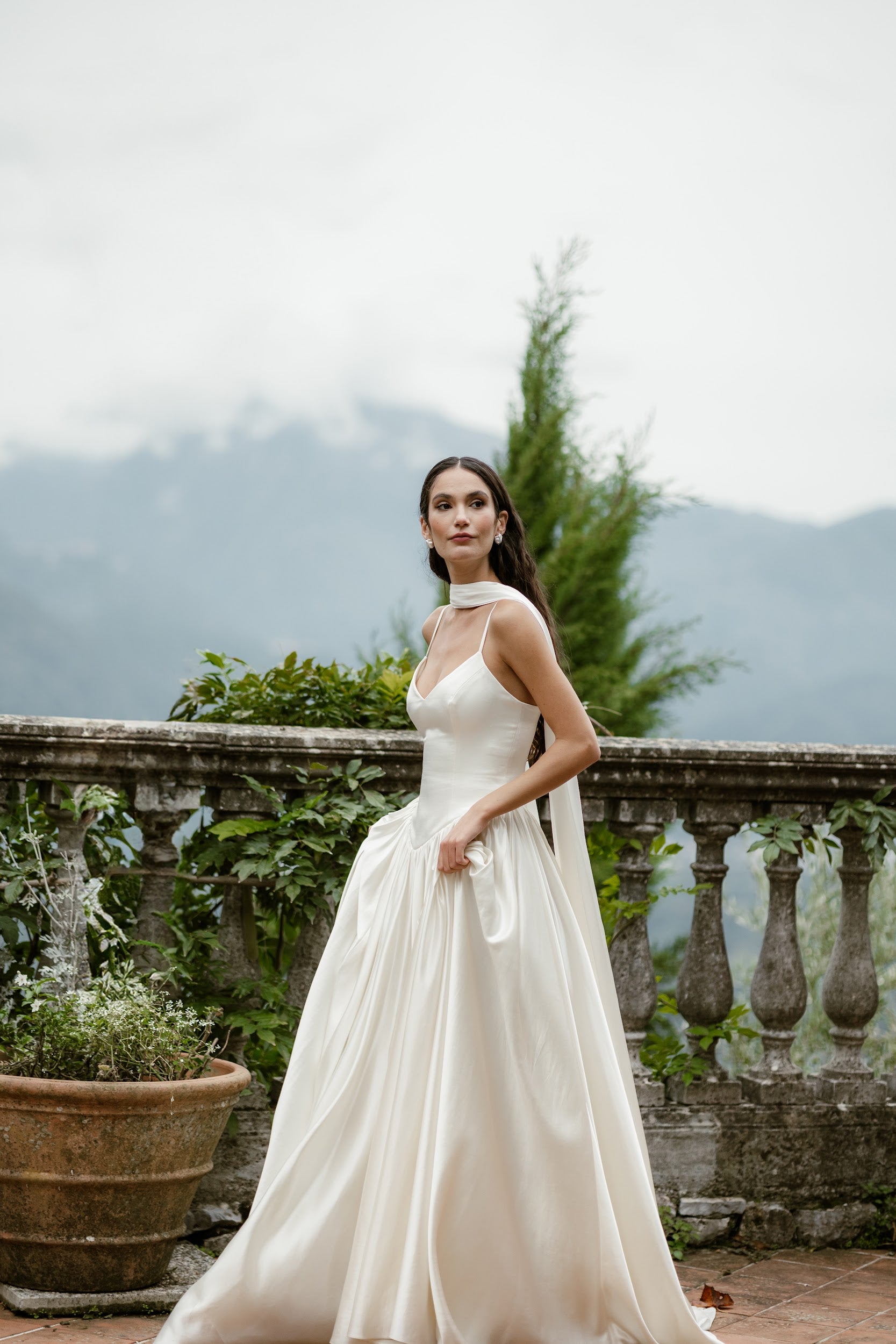 eksklusiv silkebrudekjole fra bridalstory Basque waist talje, tynde stropper eksklusiv silke hos Maison Lou bridal atelier i køge, sjælland, danmarks bedste brudekjolebutik.