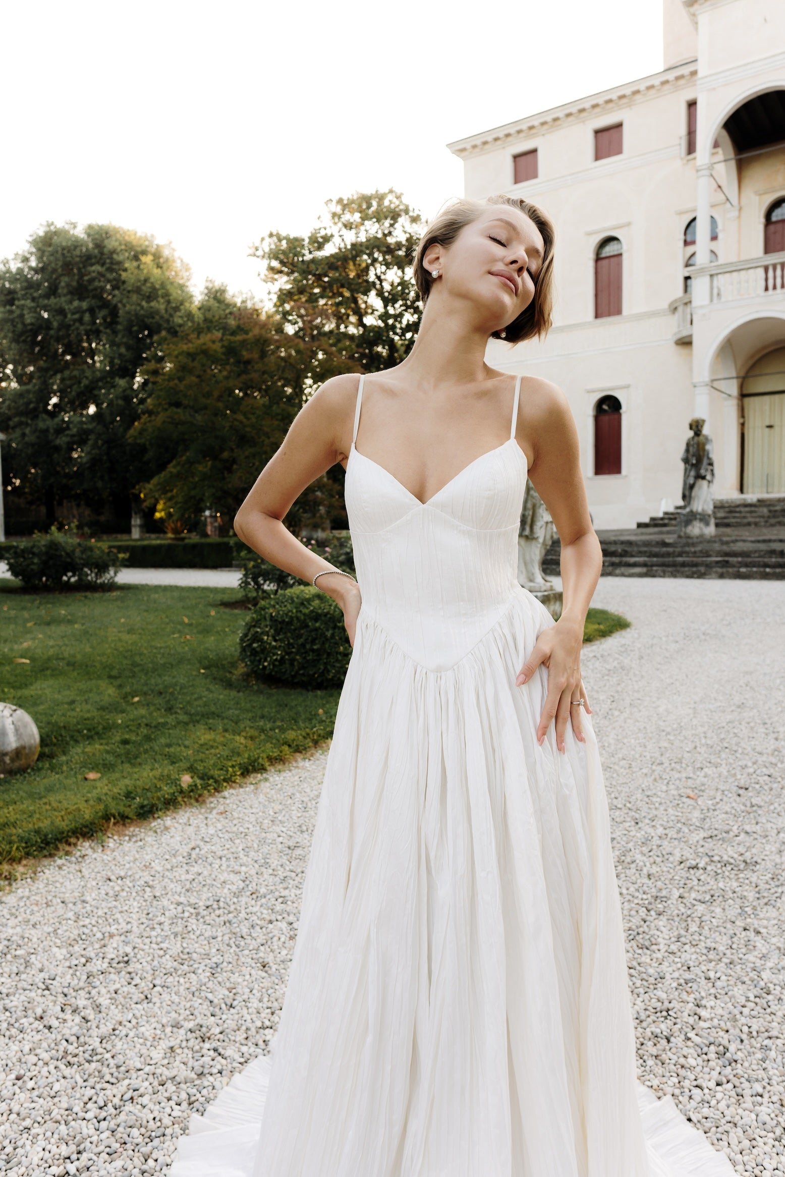 Rhea fra Aesling a-line brudekjole med dyb basque waist dyb ryg og tynde stropper hos Maison Lou bridal atelier I køge, sjælland.
