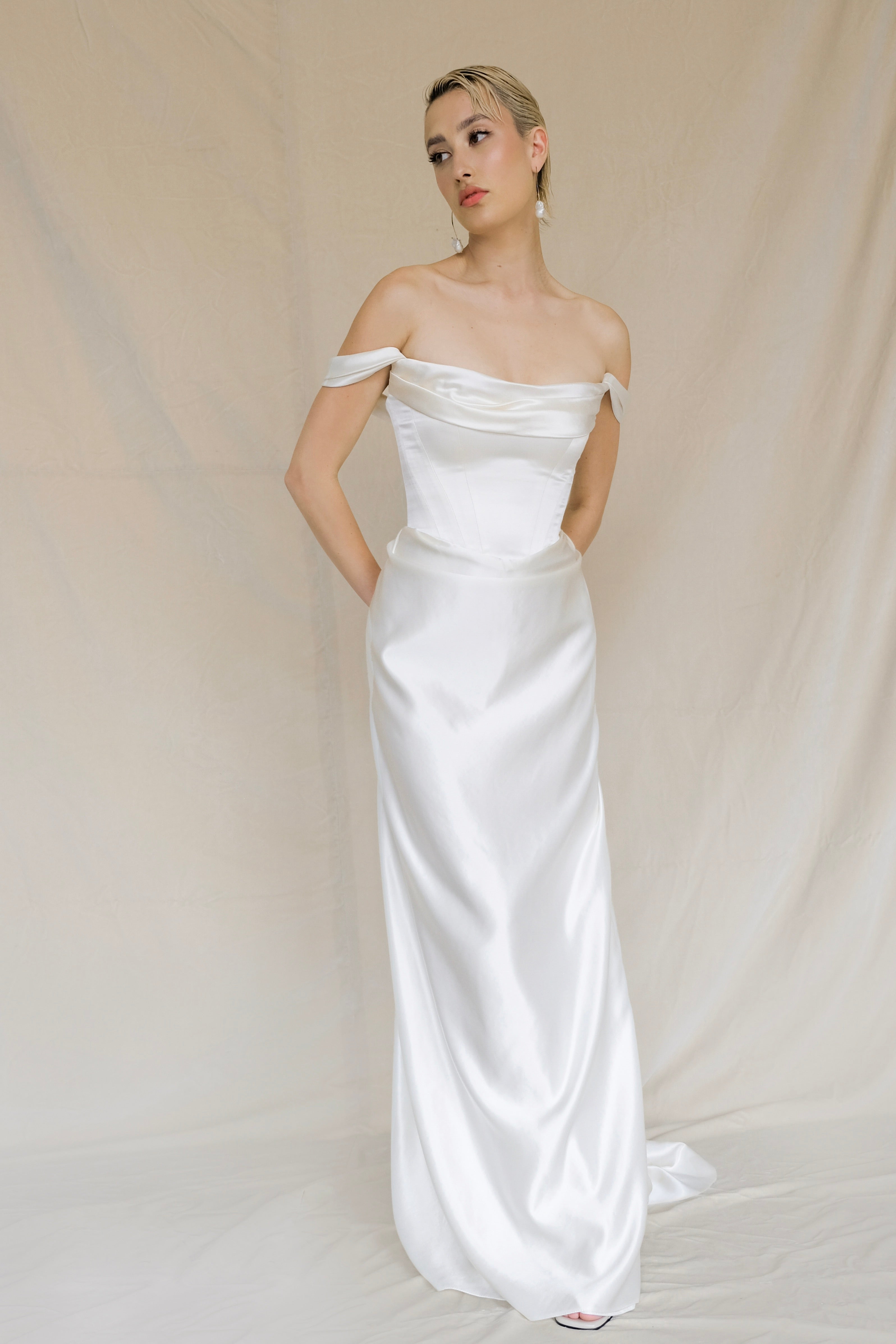 eksklusiv silkebrudekjole fra bridalstory corsage offshoulder ærmer draperinger fit and flare a-line skørt hos Maison Lou bridal atelier I køge, sjælland, danmarks bedste brudekjolebutik.