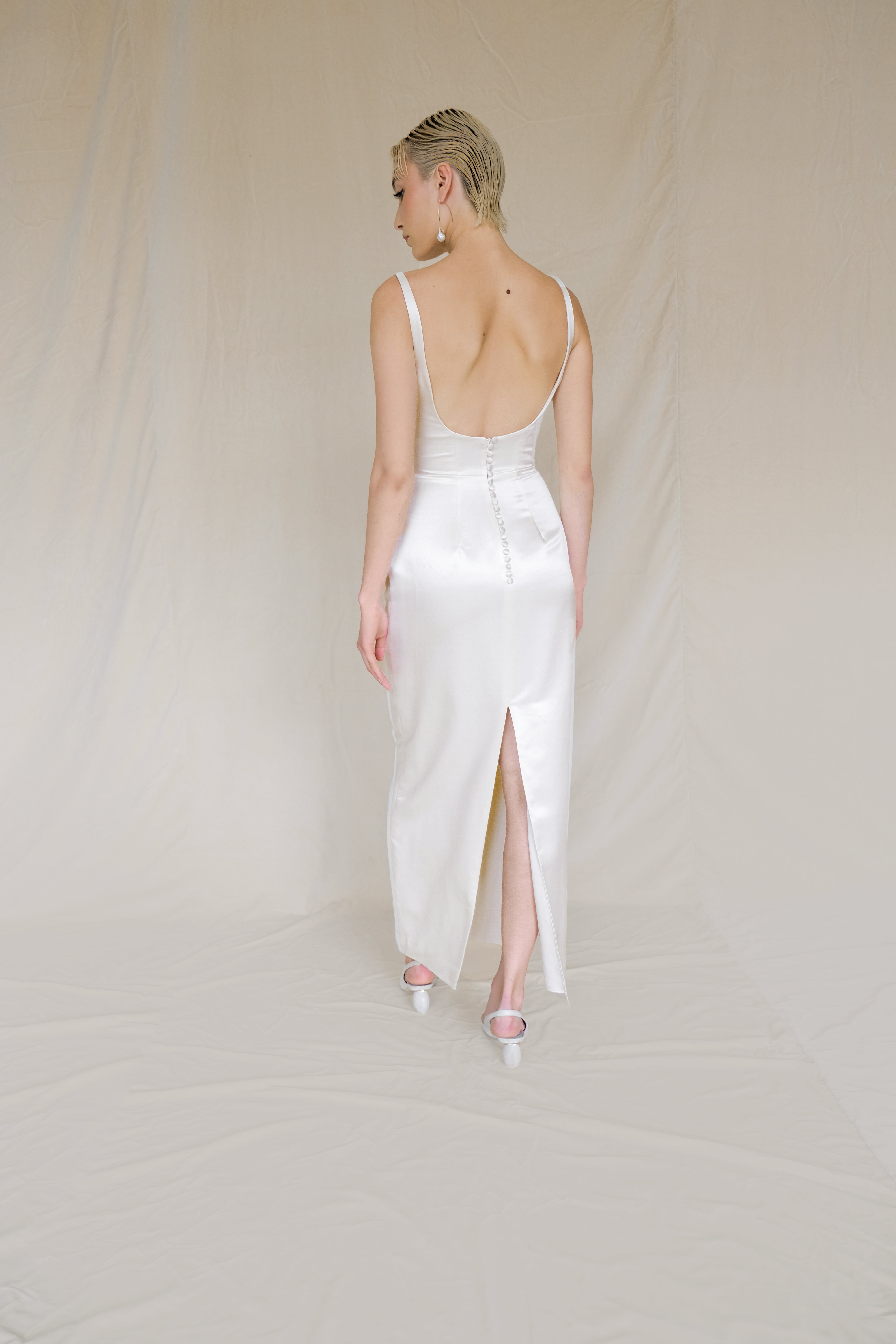 Eksklusiv silkebrudekjole fra bridalstory uden slæb slids bagpå elegant og enkel tætsiddende hos Maison Lou bridal atelier køge, sjælland, danmarks bedste brudekjolebutik.
