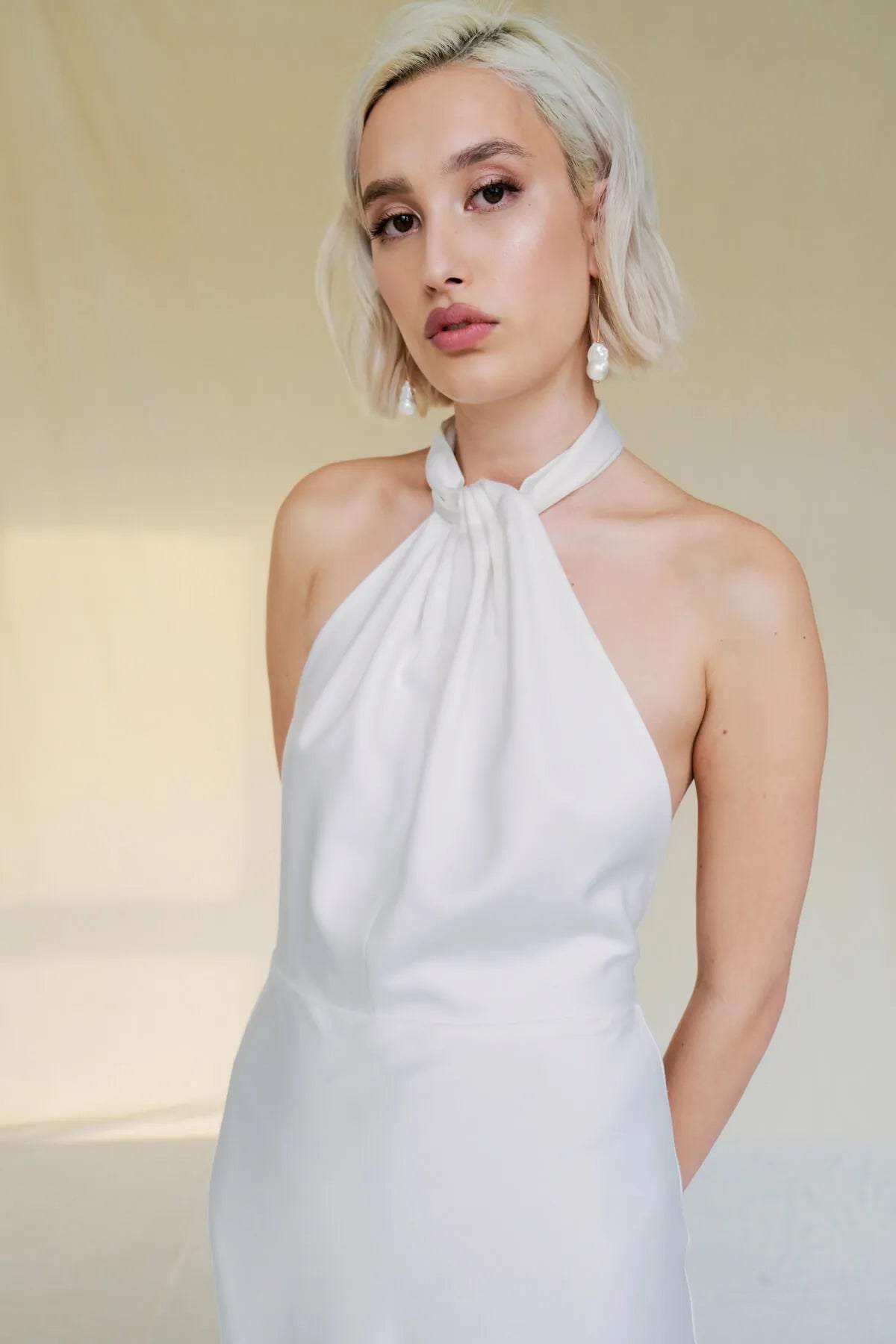 eksklusiv silkebrudekjole fra bridalstory halterneck dyb ryg fit and flare hos Maison Lou bridal atelier i køge, sjælland, danmarks bedste brudekjolebutik.