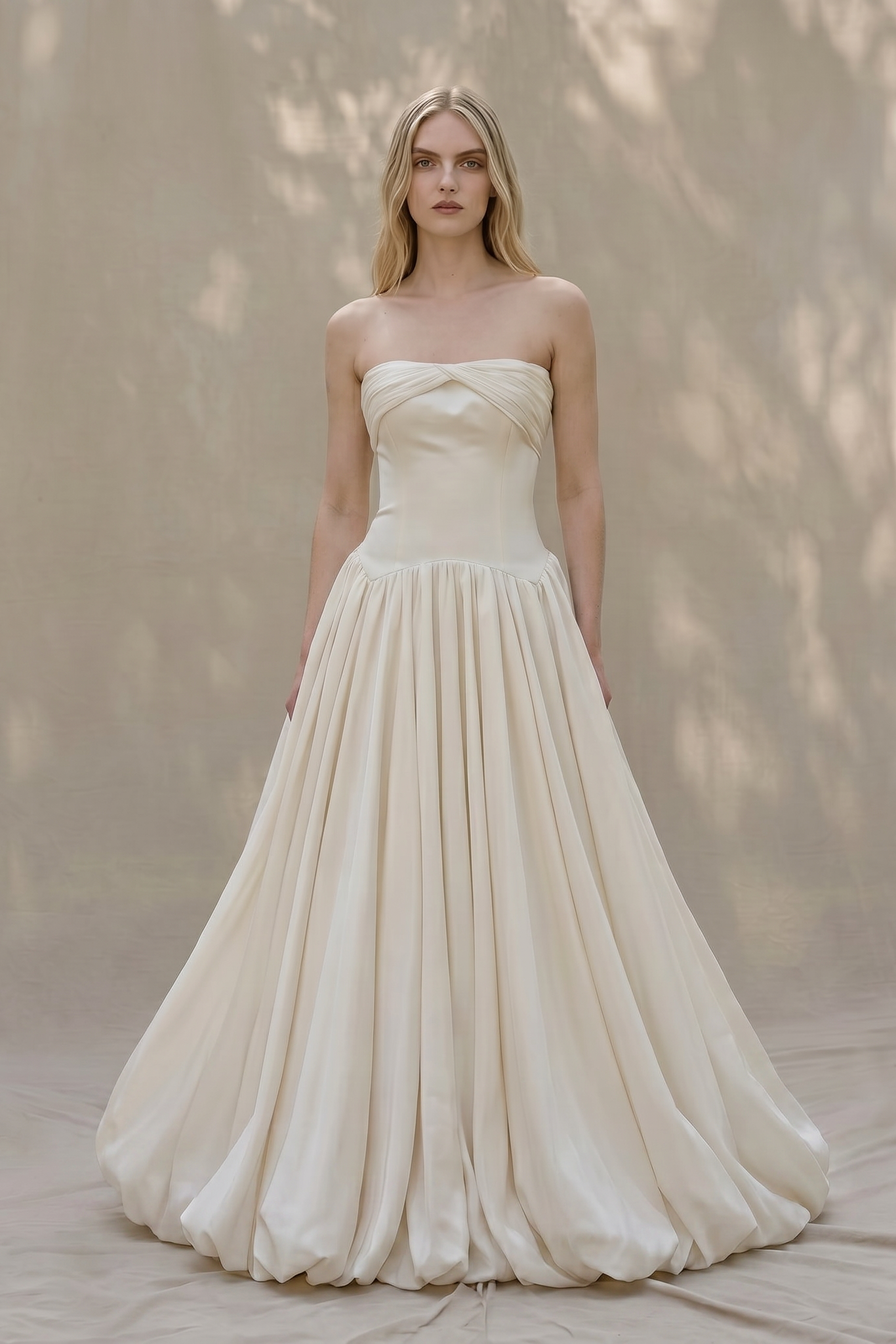 Silkebrudekjole ballgown I silke med fyldigt skøre unik udskæring i taljen med 2 Basque, ballonskørt og offshoulder ærmer fra bridalstory hos Maison Lou bridal atelier i Køge, sjælland, danmark bedste brudebutik.