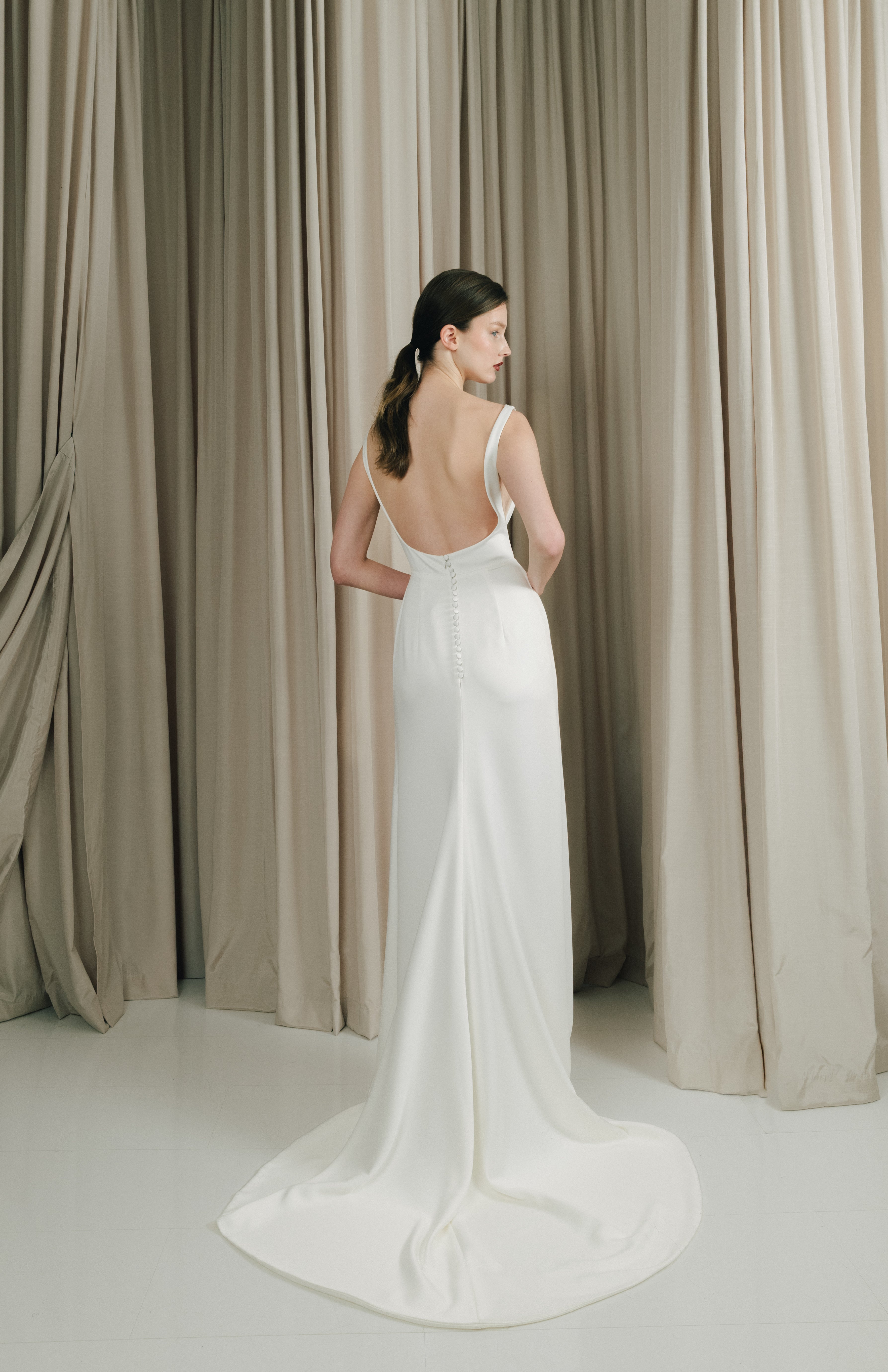 silkebrudekjole fra bridalstory bådudskæring draperinger slids hos Maison Lou bridal atelier i køge, sjælland, danmarks bedste brudekjolebutik.