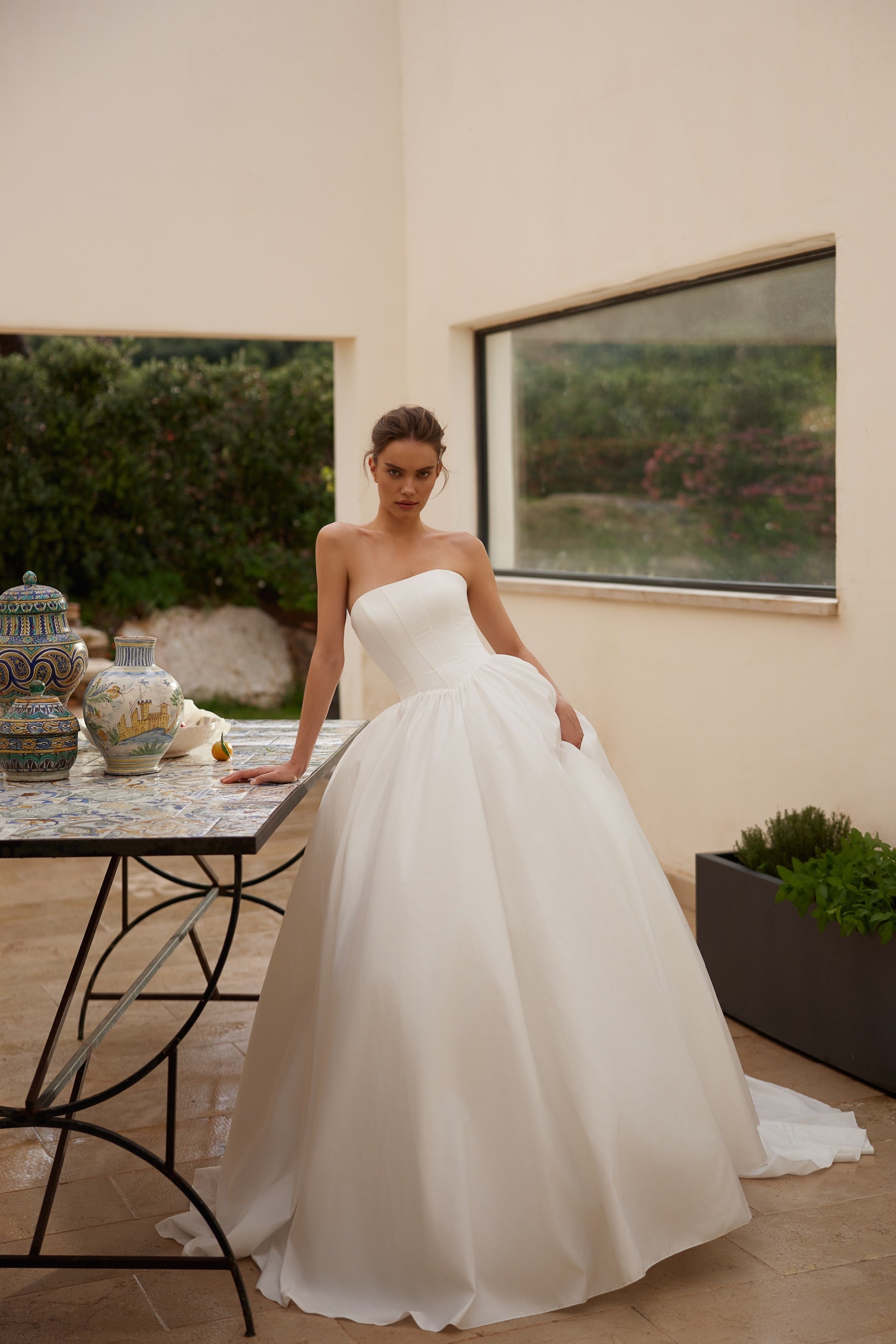ballgown stor brudekjole med fyldigt skørt og Basque talje hos Maison Lou bridal atelier i Køge, sjælland, danmarks bedste brudekjolebutik.