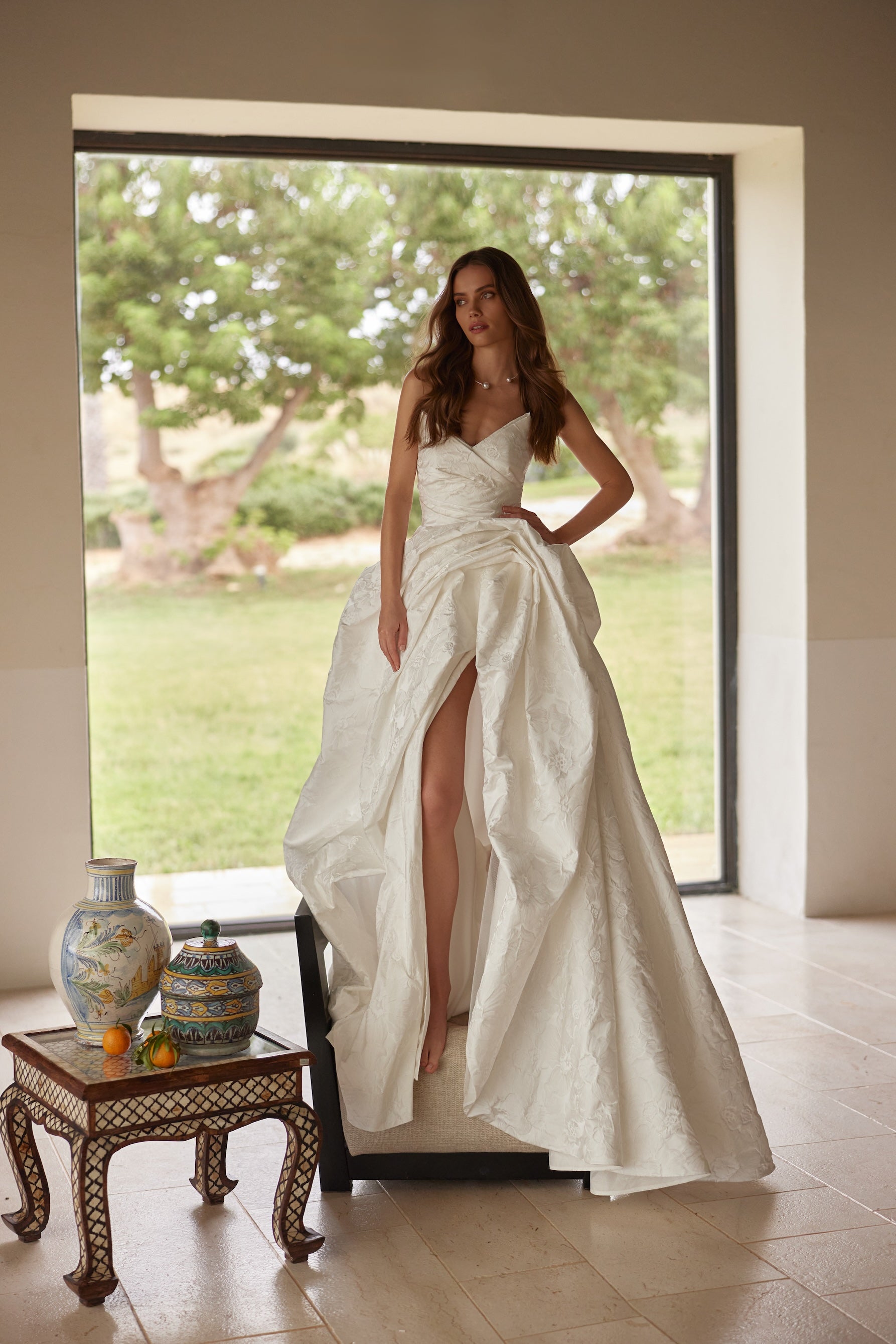 eksklusiv brudekjole i unikt materiale med draperinger i skørt hos Maison Lou bridal atelier i Køge, sjælland, danmarks bedste brudebutik.
