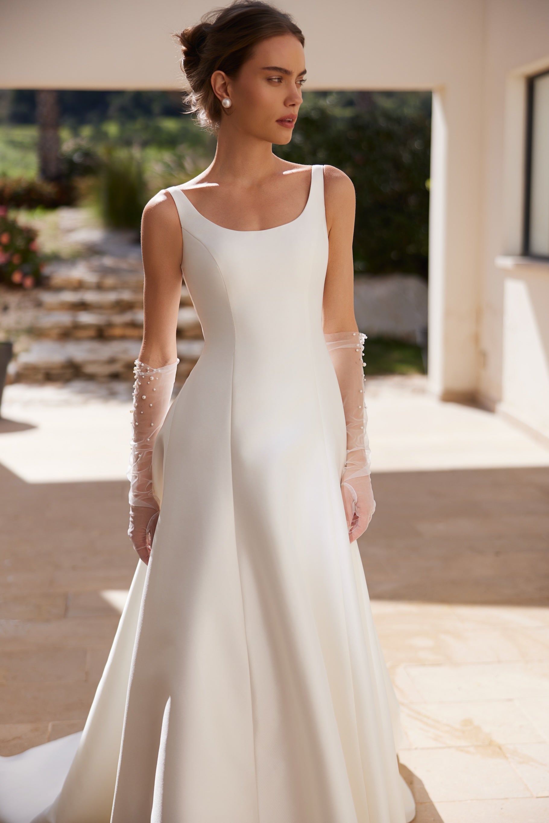 elegant og enkel brudekjole i mikado med rund udskæring og drop-waist. I Maison Lou bridal atelier I Køge, sjælland, danmarks bedste brudebutik.