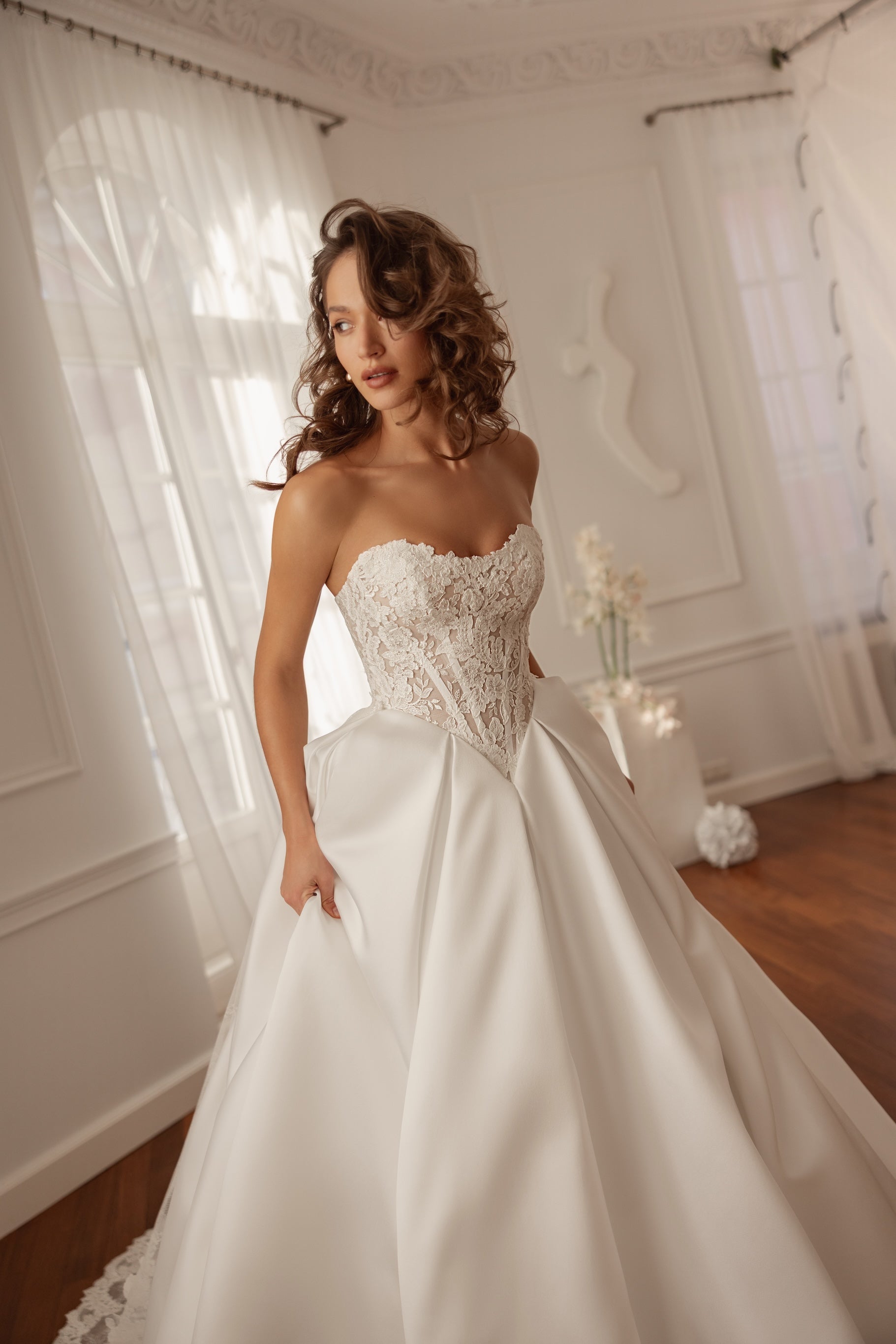Elegant blondebrudekjole satinbrudekjole basquetalje. en unik brudekjole fra Maison Lou bridal atelier I køge, sjælland Danmarks bedste brudebutik