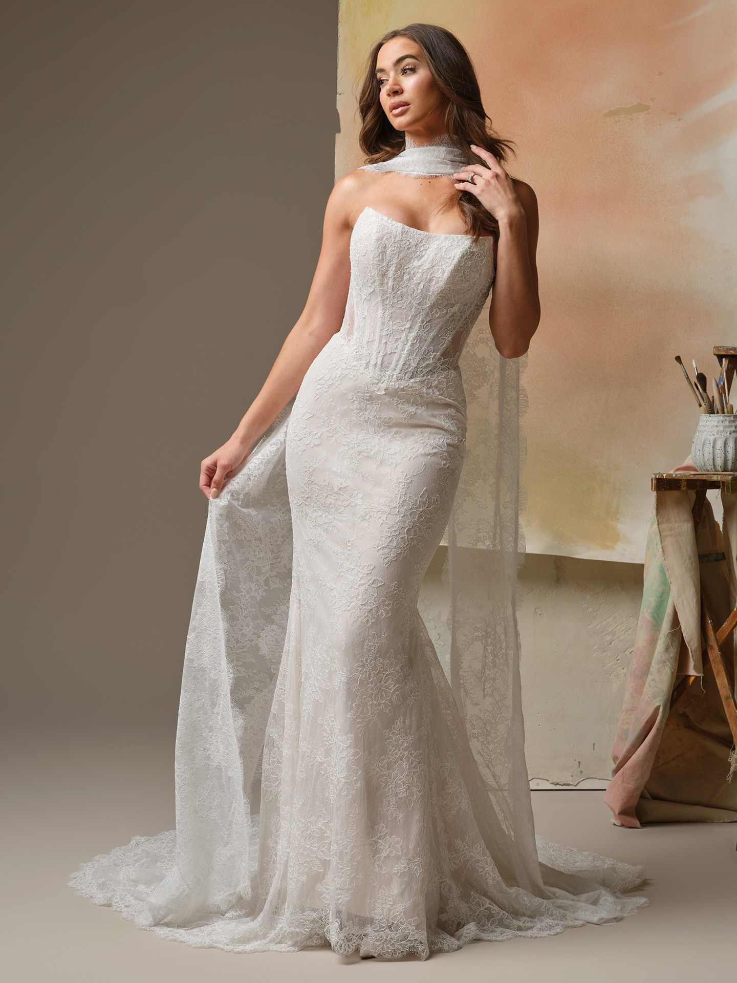 Blondebrudekjole chantilly corsage Basque waist talje havfrue mermaid stropløs dyb ryg hos Maison Lou bridal atelier I køge sjælland danmarks bedste brudejolebutik.