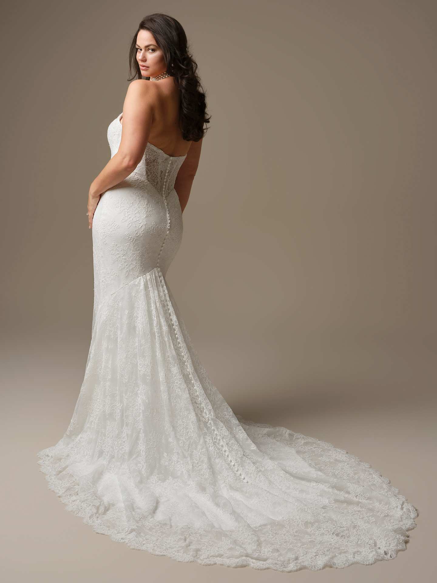 Blondebrudekjole chantilly corsage Basque waist talje havfrue mermaid stropløs dyb ryg hos Maison Lou bridal atelier I køge sjælland danmarks bedste brudejolebutik.