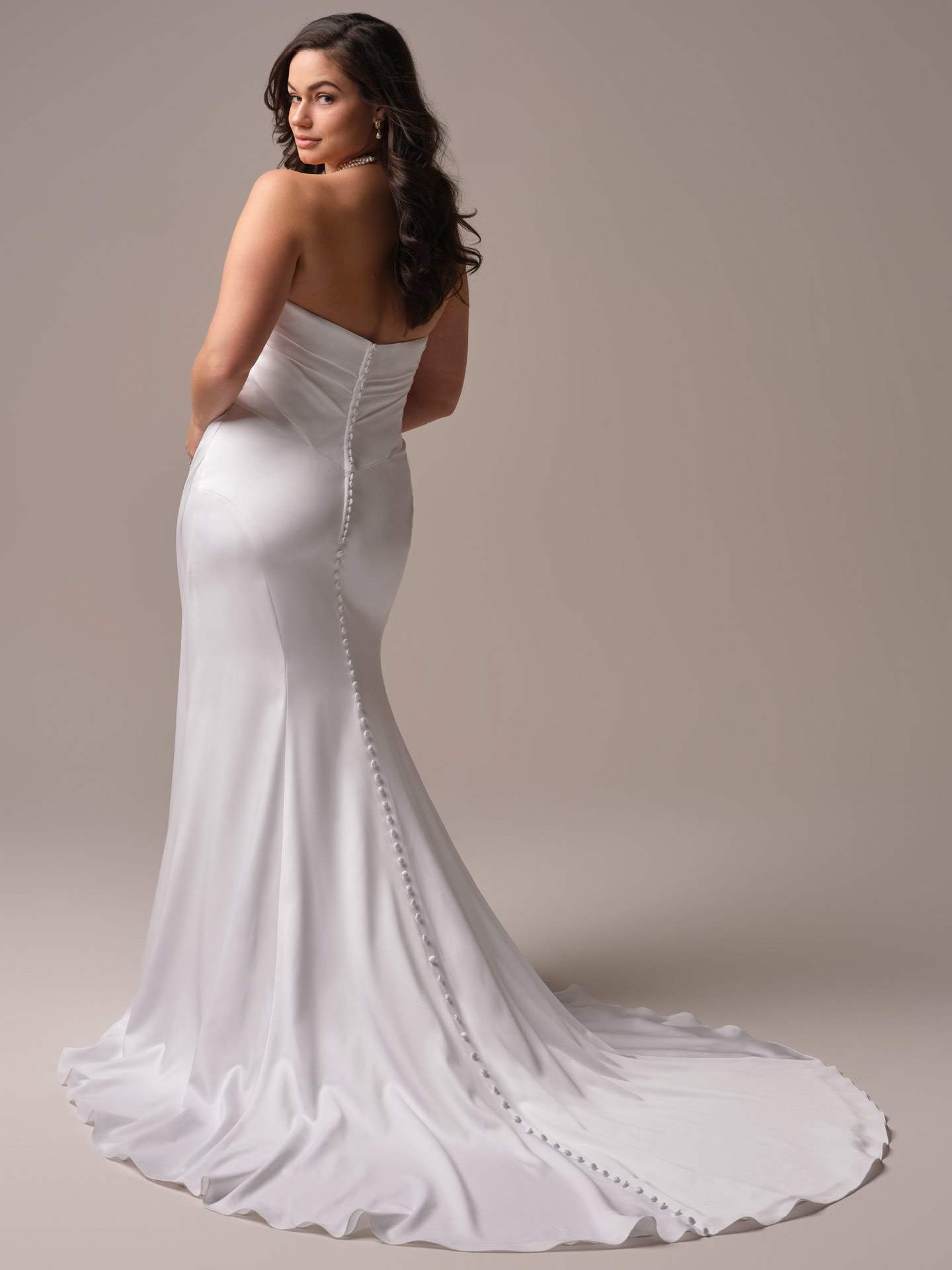 Tætsiddende satinbrudekjole maggie sottero sweetheart draperinger corsage dyb ryg fit and flare hos Maison Lou bridal atelier I køge sjælland danmarks bedste brudejkolebutik.