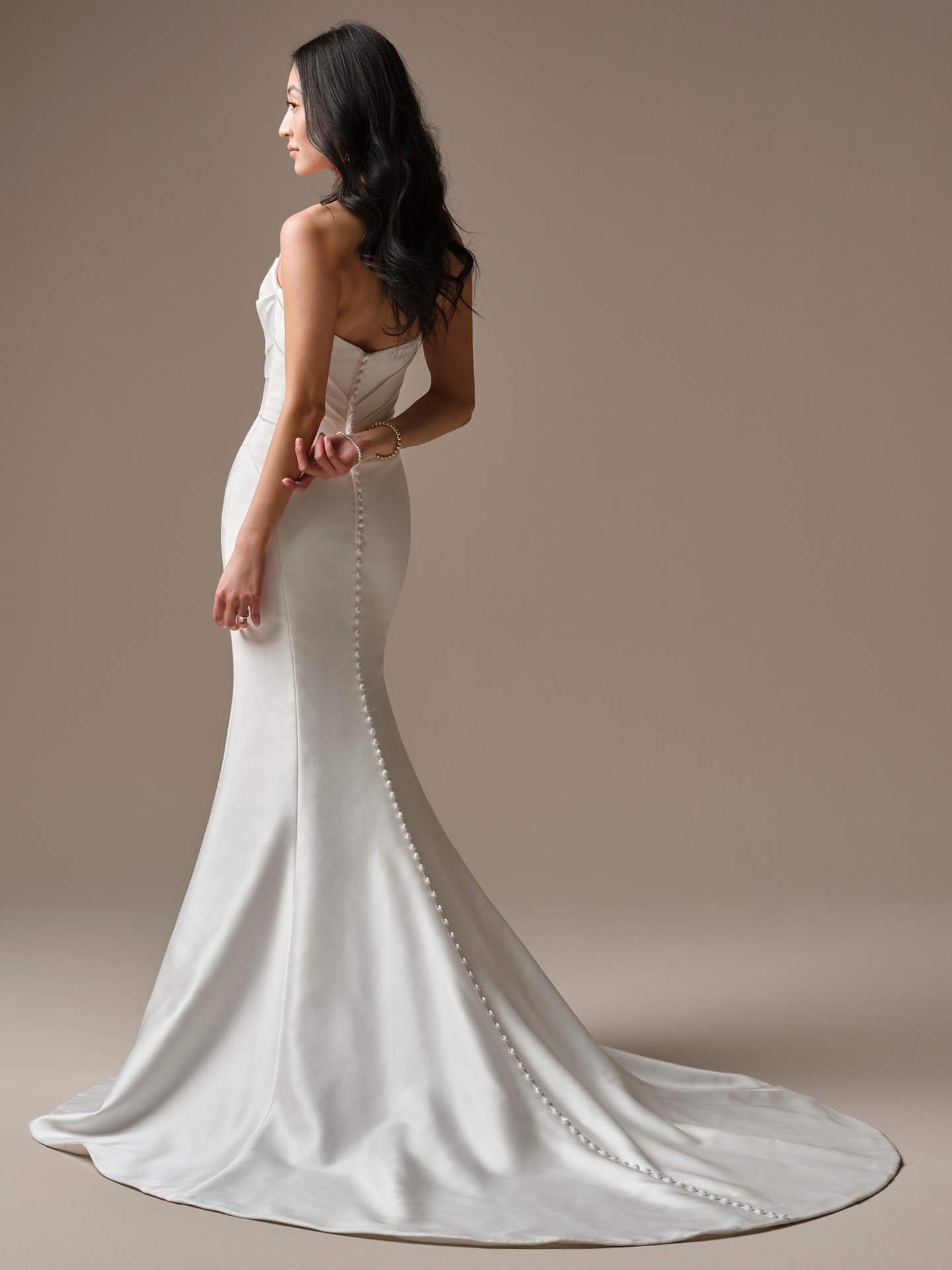 Tættende corsagekjole draperinger havfruesnit med overskirt hos Maison Lou bridal atelier I køge, sjælland, danmarks bedste brudekjolebutik.