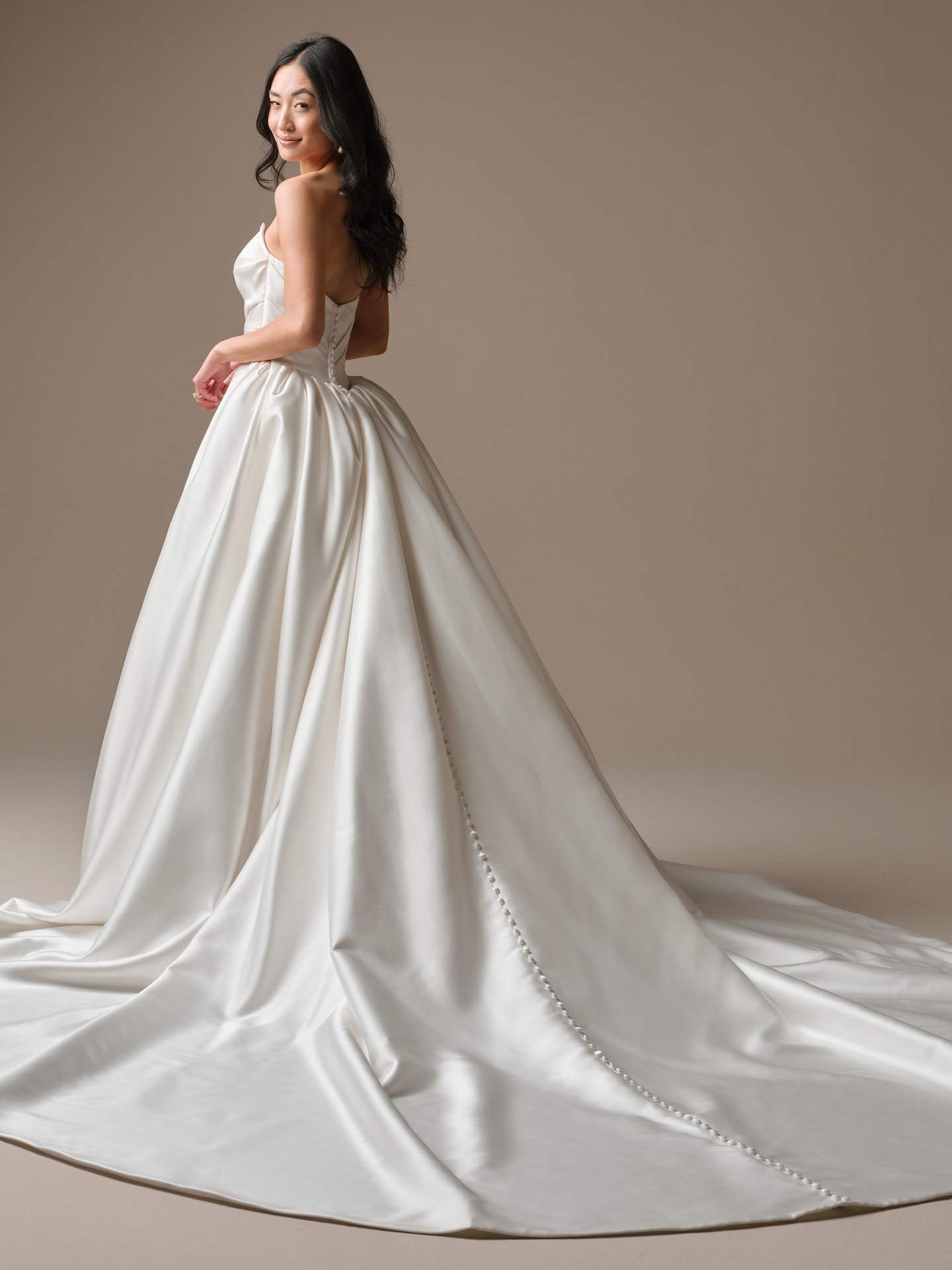 Tættende corsagekjole draperinger havfruesnit med overskirt hos Maison Lou bridal atelier I køge, sjælland, danmarks bedste brudekjolebutik.