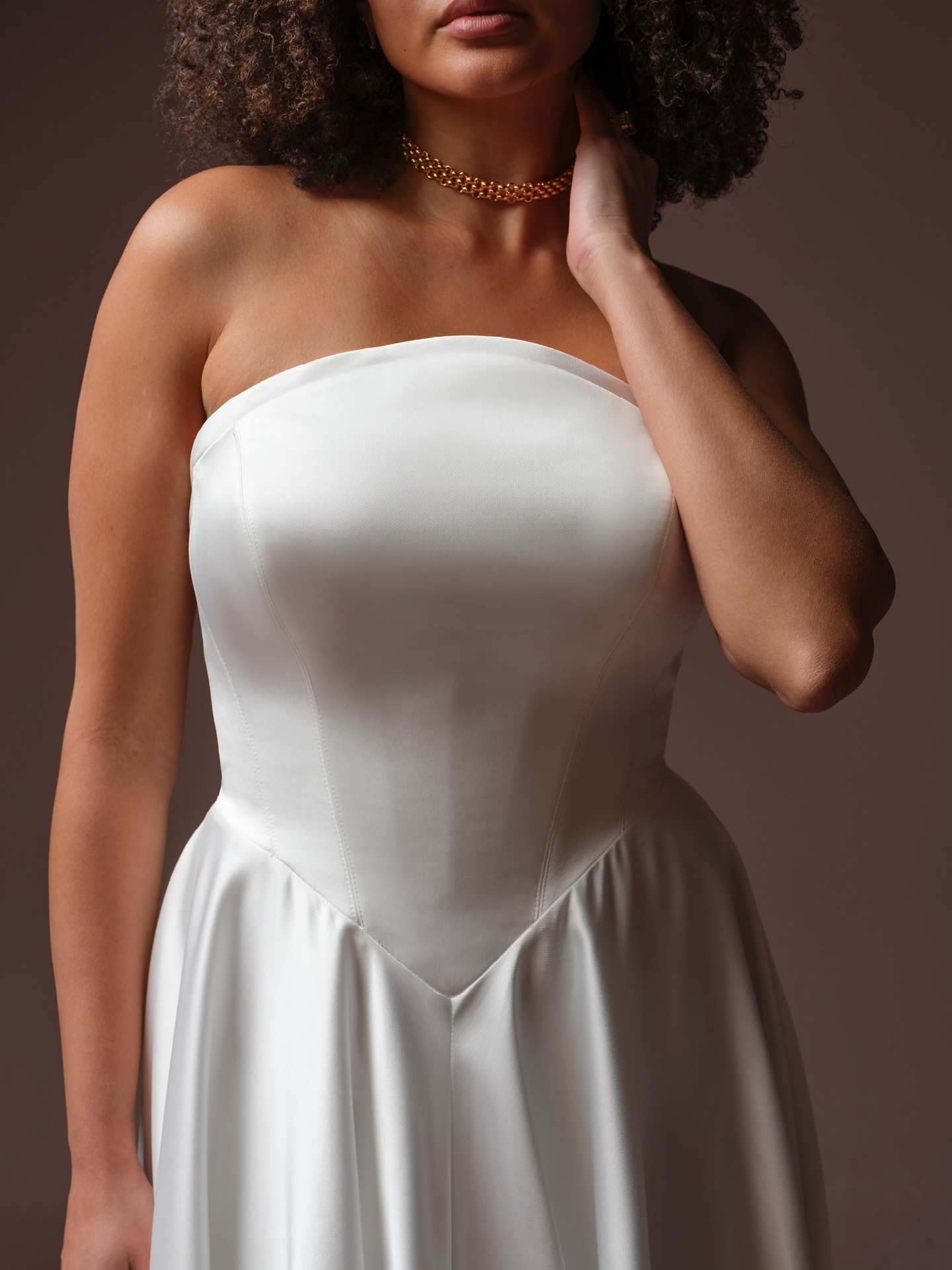 Satinbrudekjole fra maggie sottero Basque waist talje blød satin hos Maison Lou bridal atelier I køge, sjælland, danmarks bedste brudekjolebutik.
