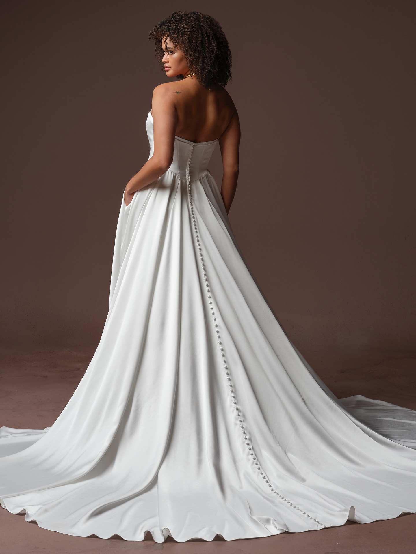 Satinbrudekjole fra maggie sottero Basque waist talje blød satin hos Maison Lou bridal atelier I køge, sjælland, danmarks bedste brudekjolebutik.