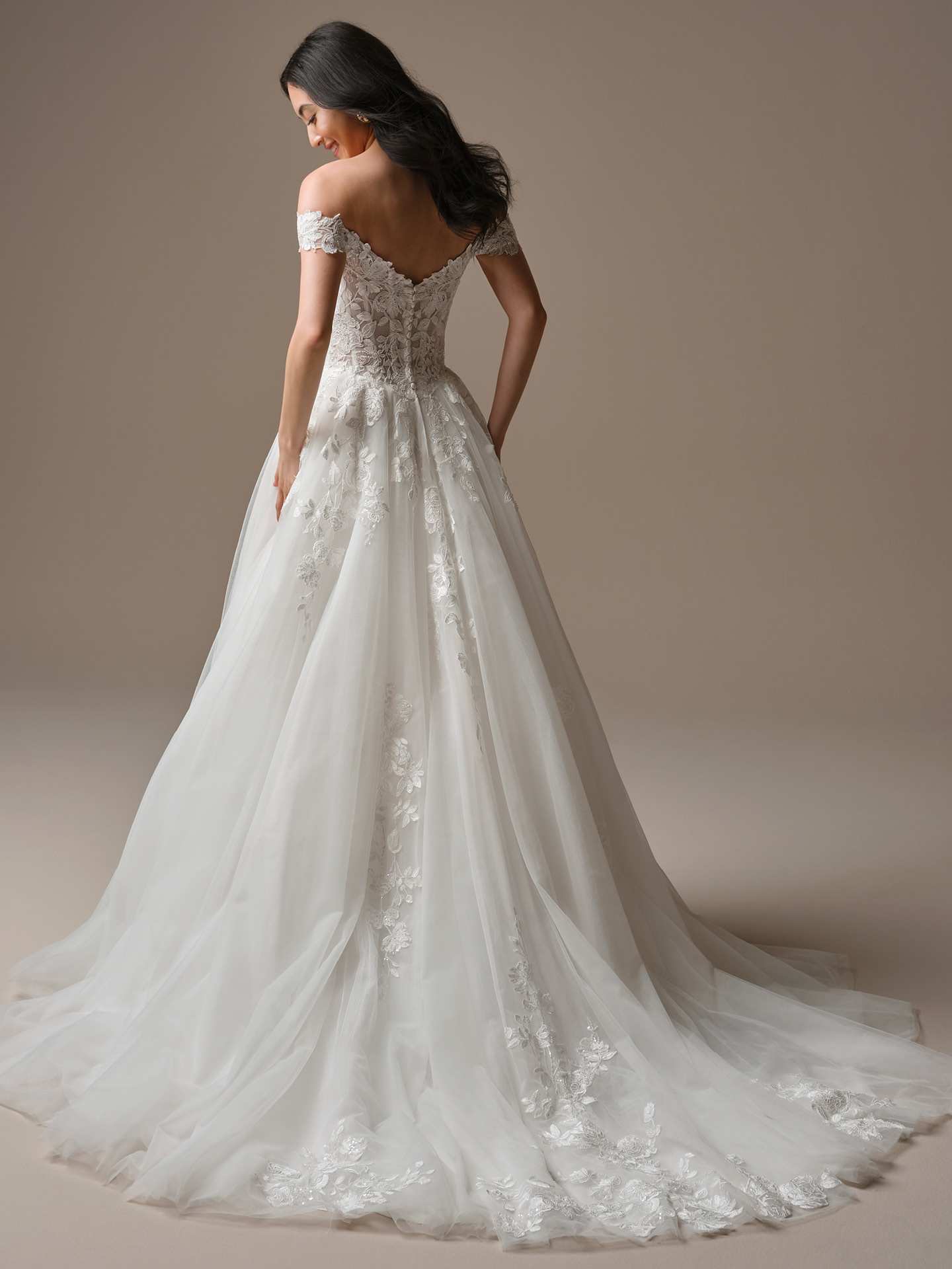 Ballgown blondebrudekjole fra Maggiw sottero corsage offshoulder ærmer tylskørt tylkjole hos Maison Lou bridal atelier i køge, sjælland, danmarks bedste brudekjolebutik.