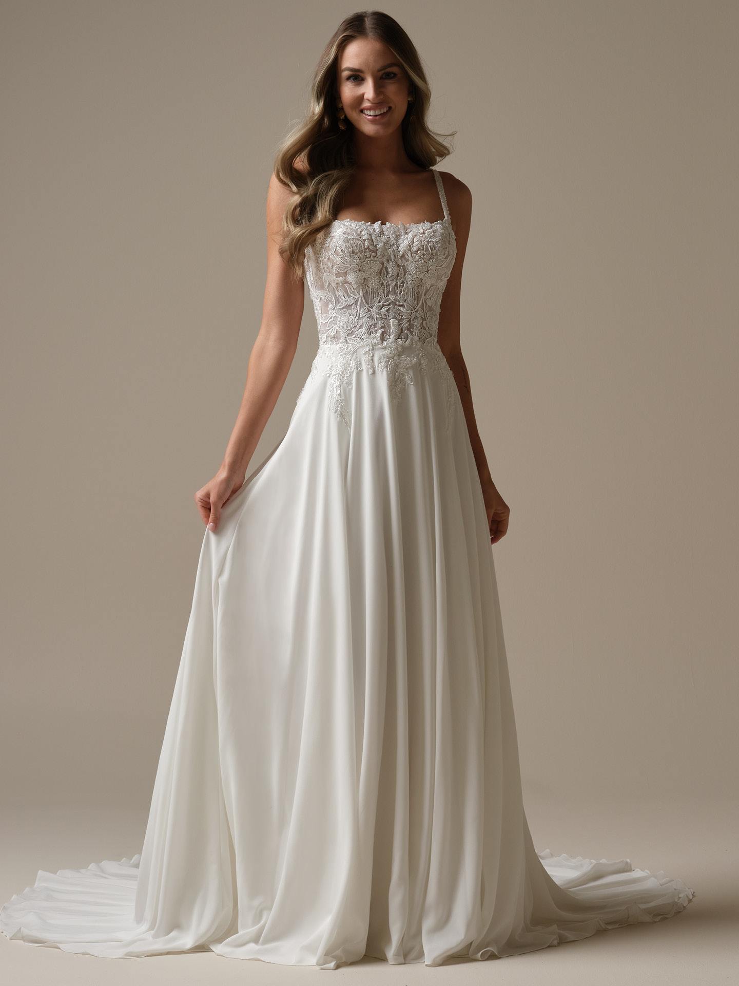 Chiffonbrudekjole blonder a-line firkantet udskæring skørt dyb ryg hos Maison Lou bridal atelier i køge sjælland danmarks bedste brudebutik.