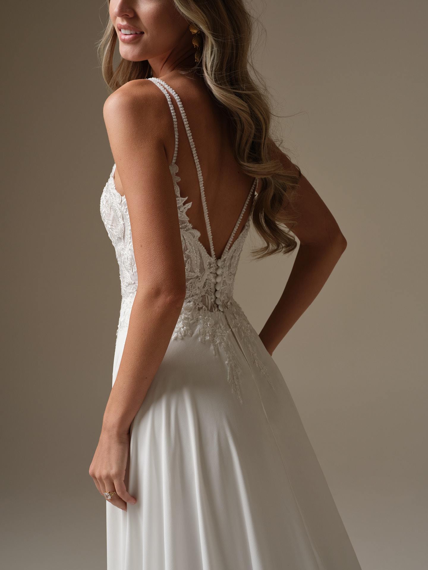 Chiffonbrudekjole blonder a-line firkantet udskæring skørt dyb ryg hos Maison Lou bridal atelier i køge sjælland danmarks bedste brudebutik.