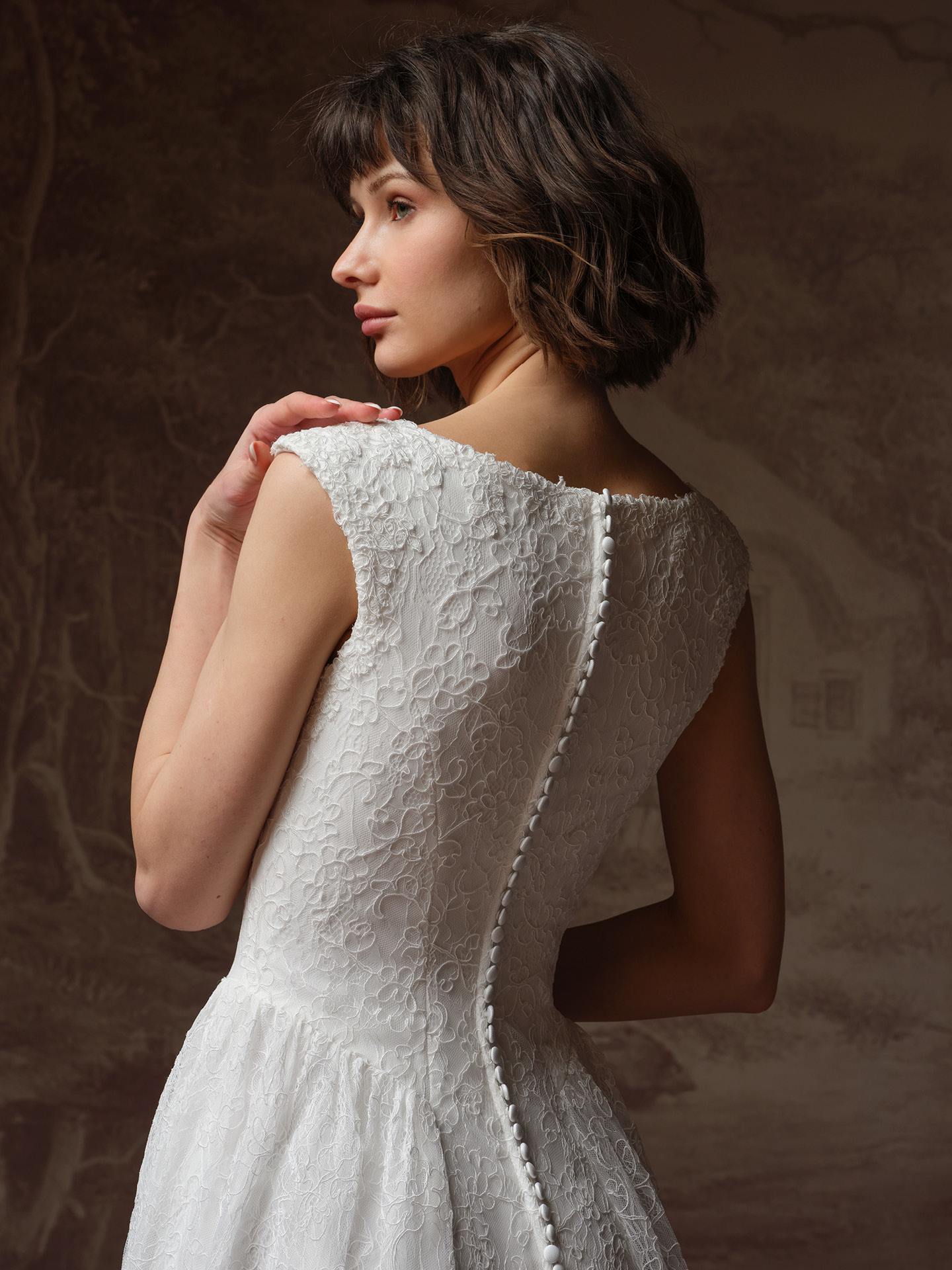 blondekjole chantilly blonde bådudskæring a-line skirt Basque talje hos Maison Lou bridal atelier i køge sjælland danmarks bedste brudebutik.