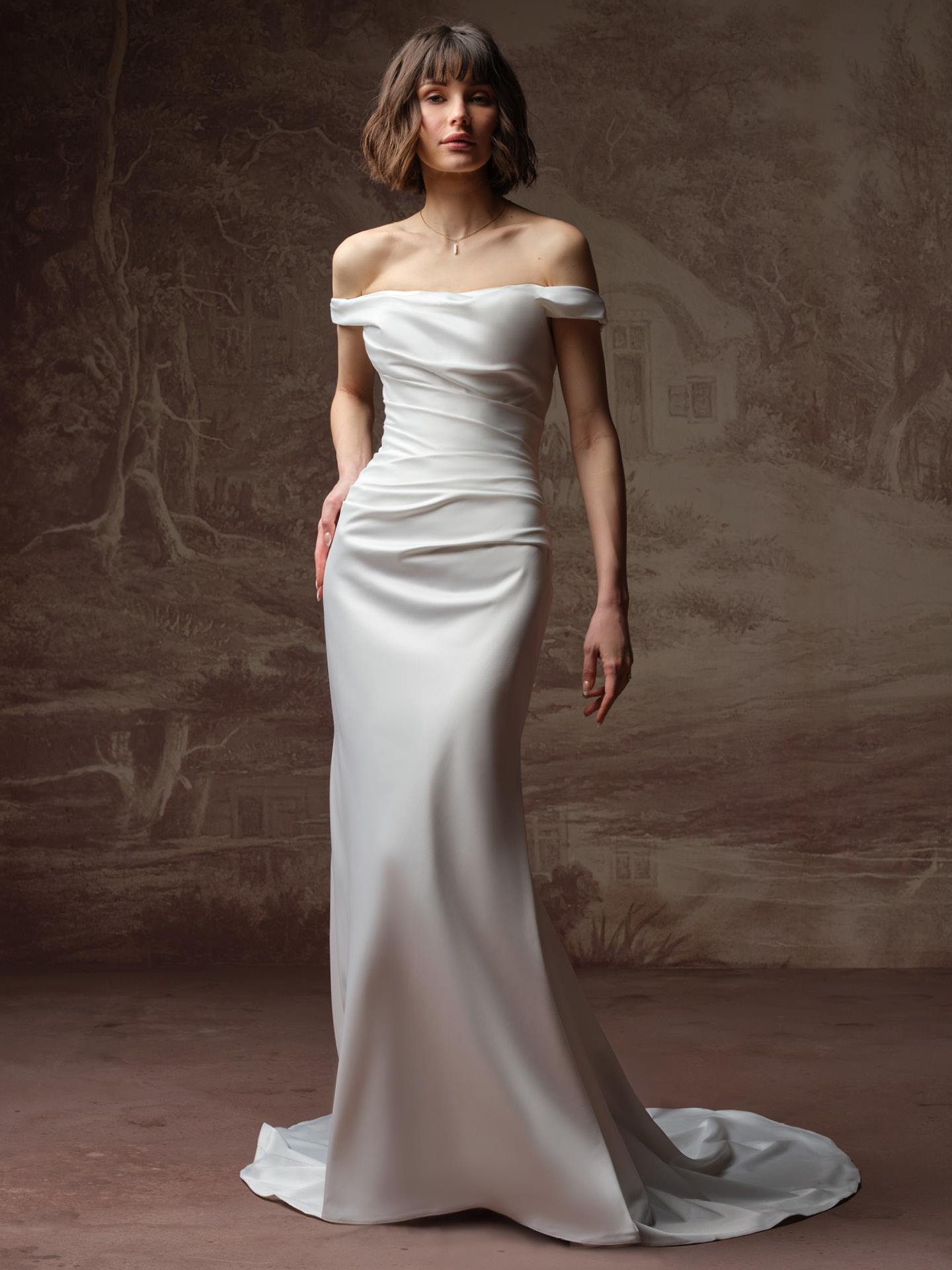 Satinbrudekjole tætsiddende havfrue mermaid corsage draperinger fit and flare off shoulder hos Maison Lou bridal atelier I køge sjælland danmarks bedste brudekjolebutik.