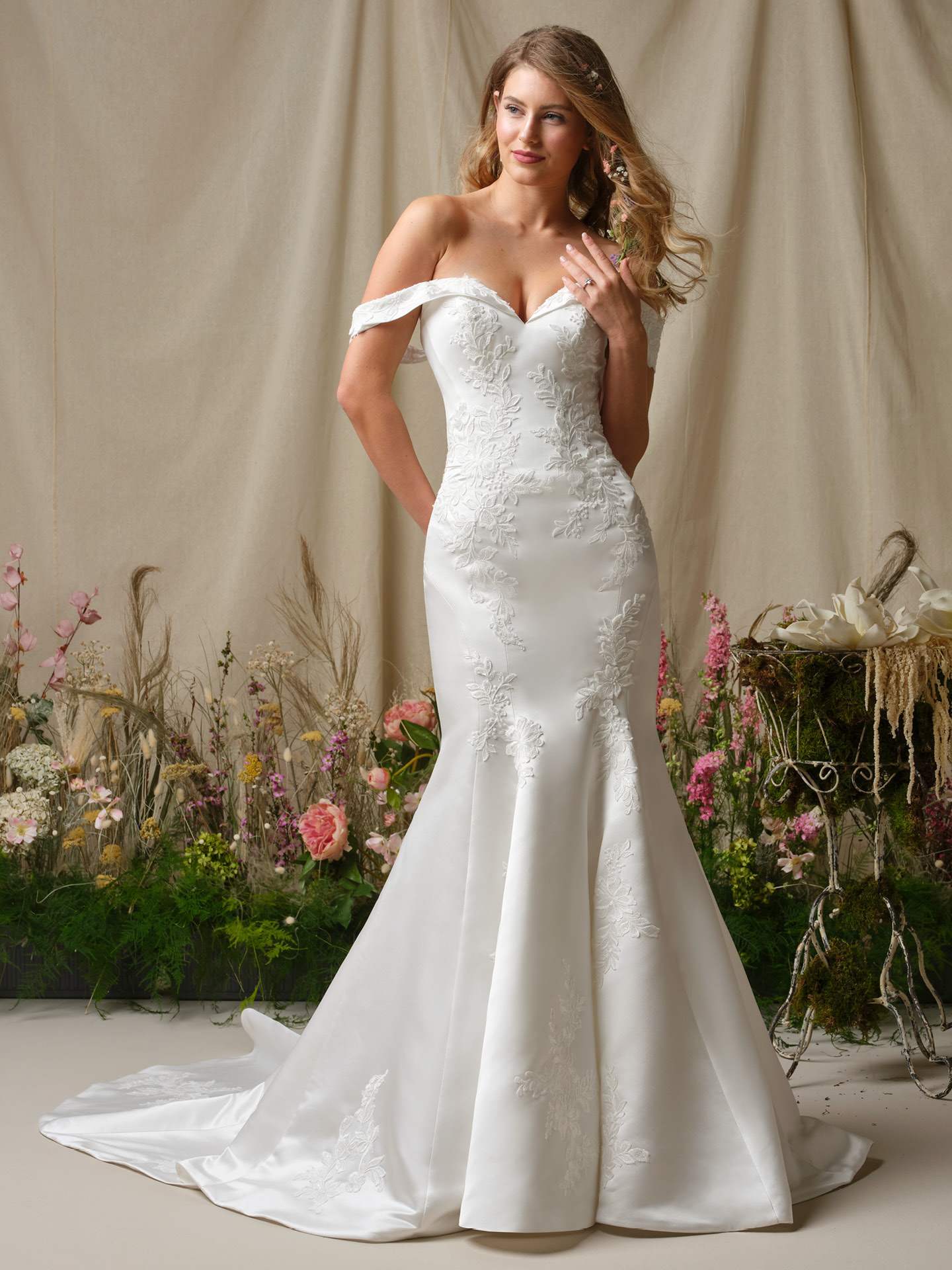 tætsiddende brudekjole Miley maggie sottero havfrue mermaid blonder og satin hos Maison Lou bridal atelier, køge, sjælland, danmarks bedste brudekjolebutik.