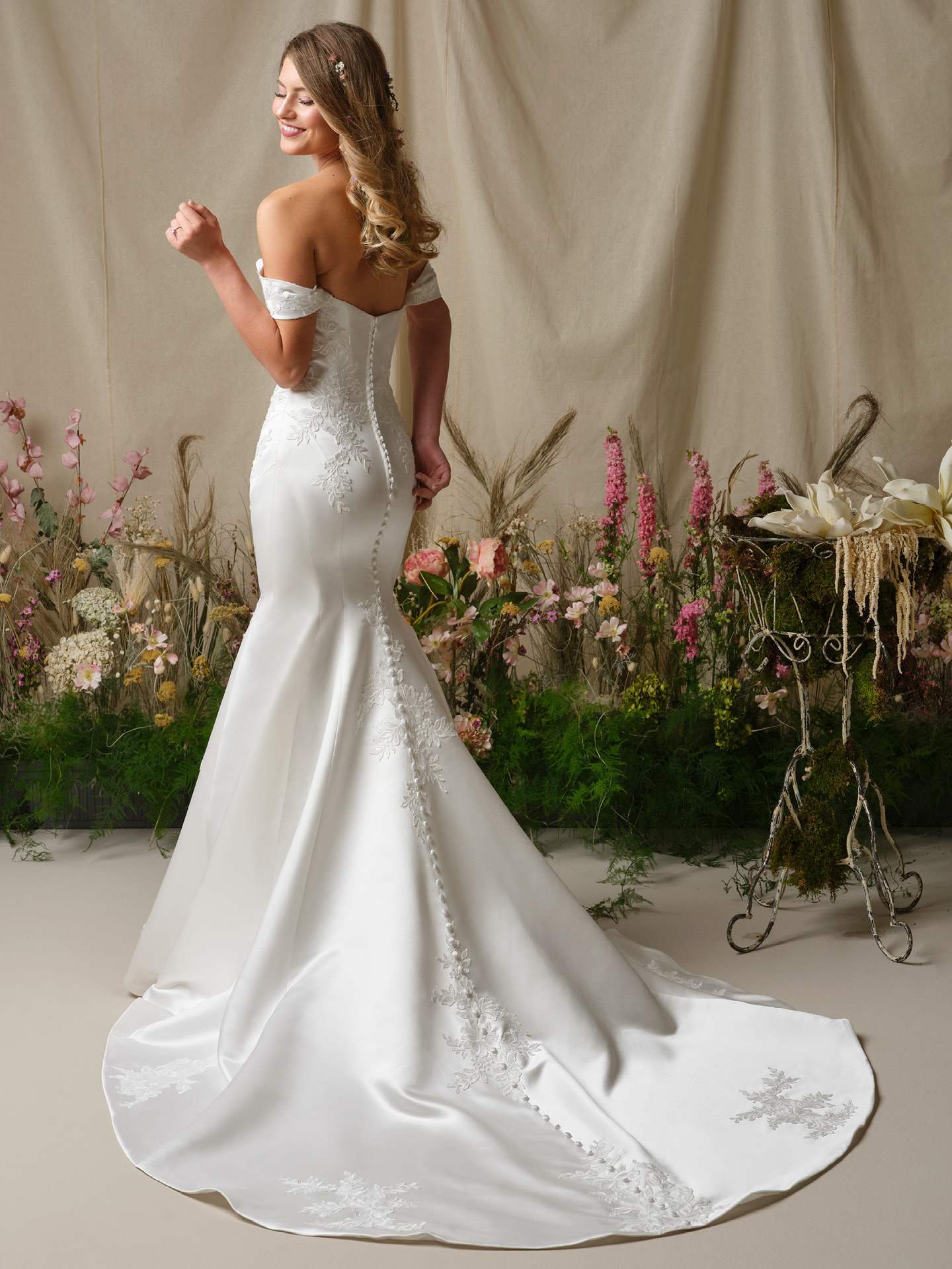 tætsiddende brudekjole Miley maggie sottero havfrue mermaid blonder og satin hos Maison Lou bridal atelier, køge, sjælland, danmarks bedste brudekjolebutik.