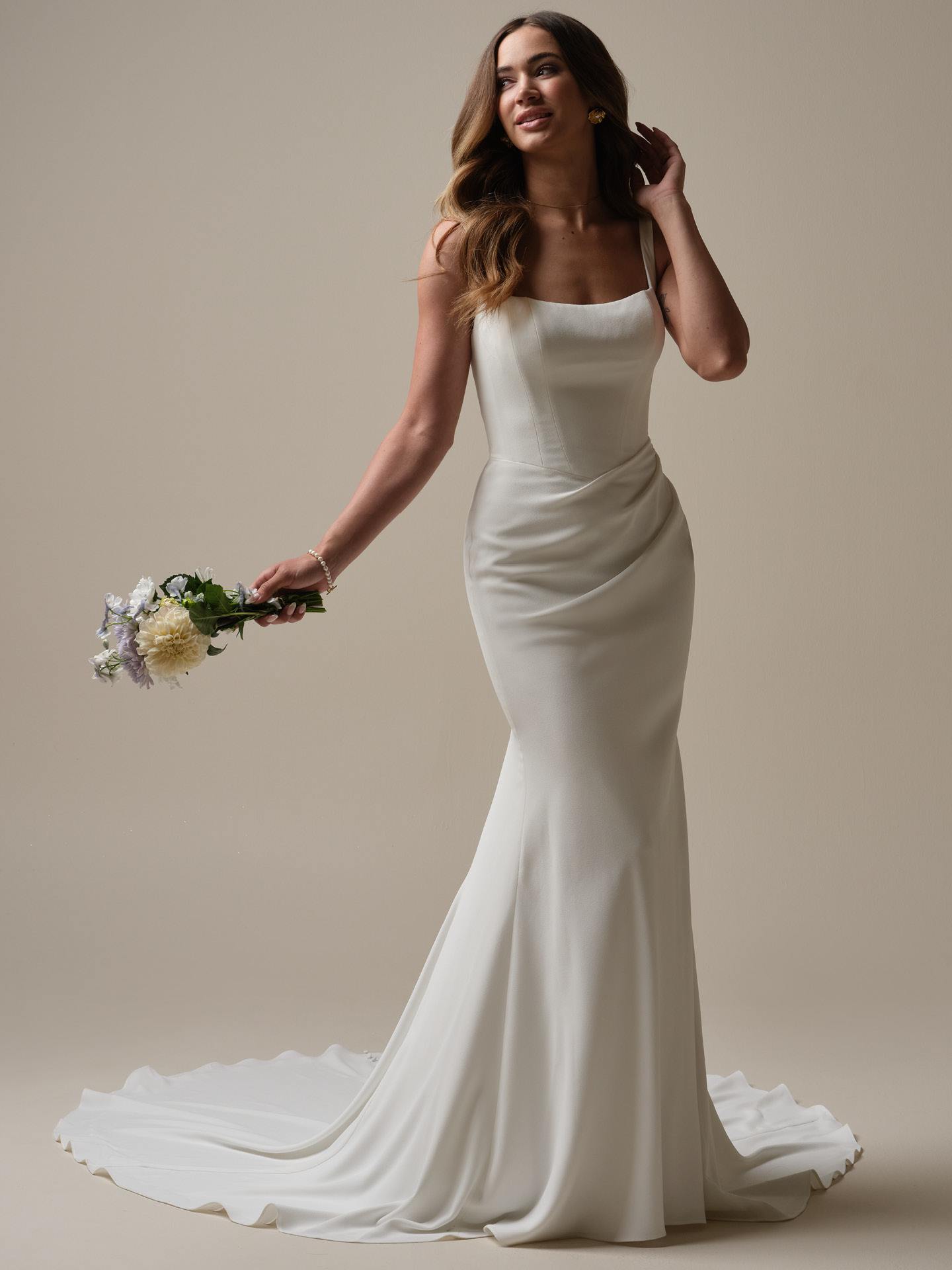 tætsiddende brudekjole med corsage og draperinger dyb ryg hos Maison Lou bridal atelier, køge sjælland, danmarks bedste brudekjolebutik.
