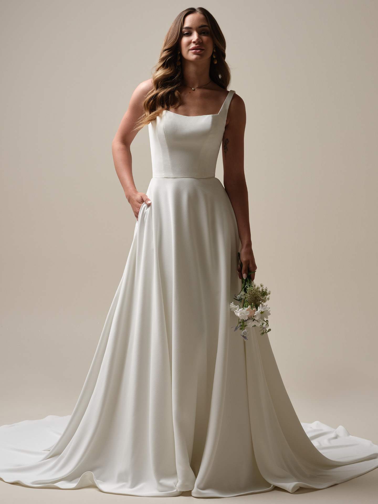 Elegant brudekjole fra maggie sottero olivianna Marie firkantet udskæring blød satin dyb ryg hos Maison Lou bridal atelier, køge, sjælland, danmarks bedste brudekjolebutik.