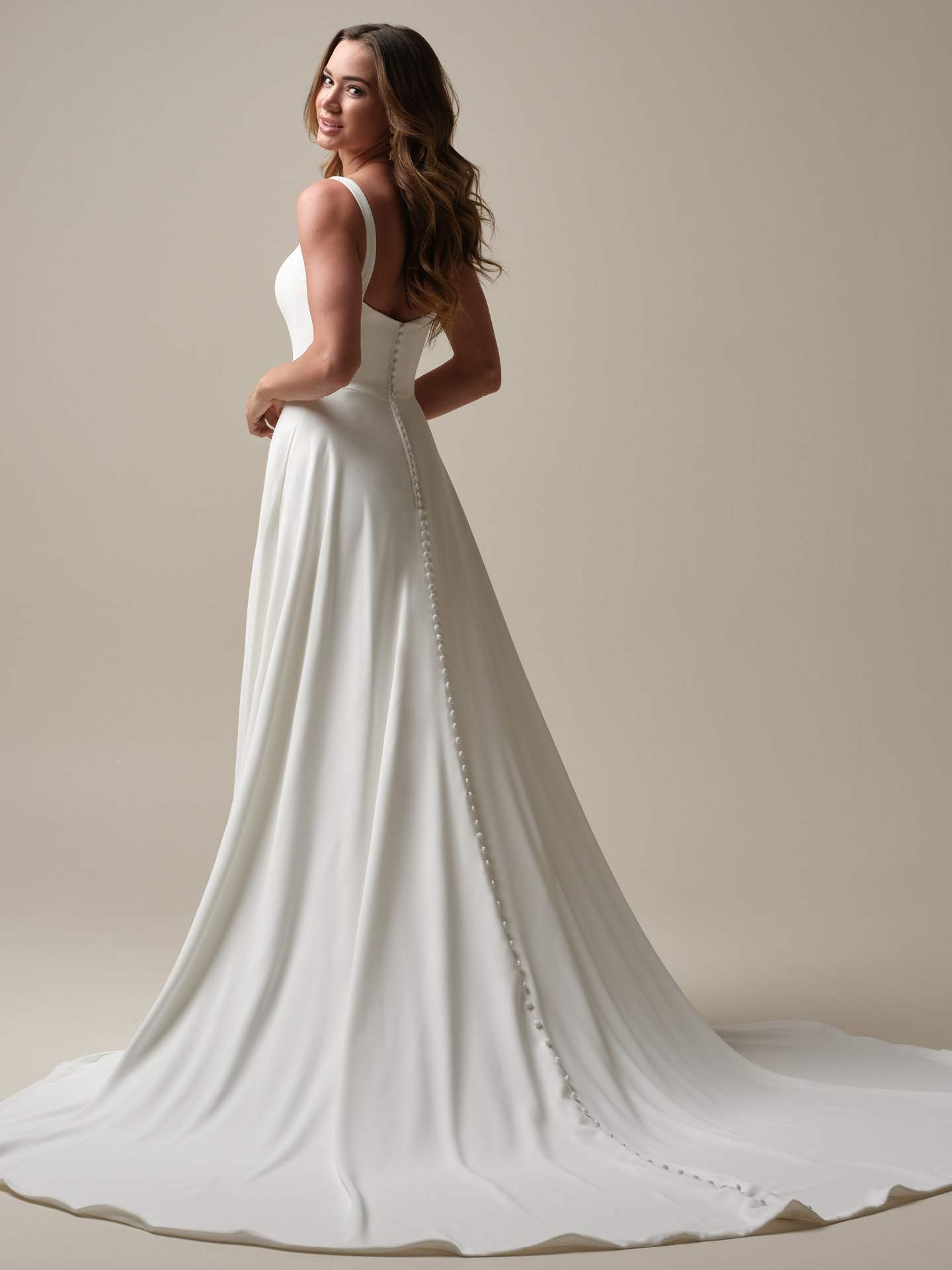Elegant brudekjole fra maggie sottero olivianna Marie firkantet udskæring blød satin dyb ryg hos Maison Lou bridal atelier, køge, sjælland, danmarks bedste brudekjolebutik.