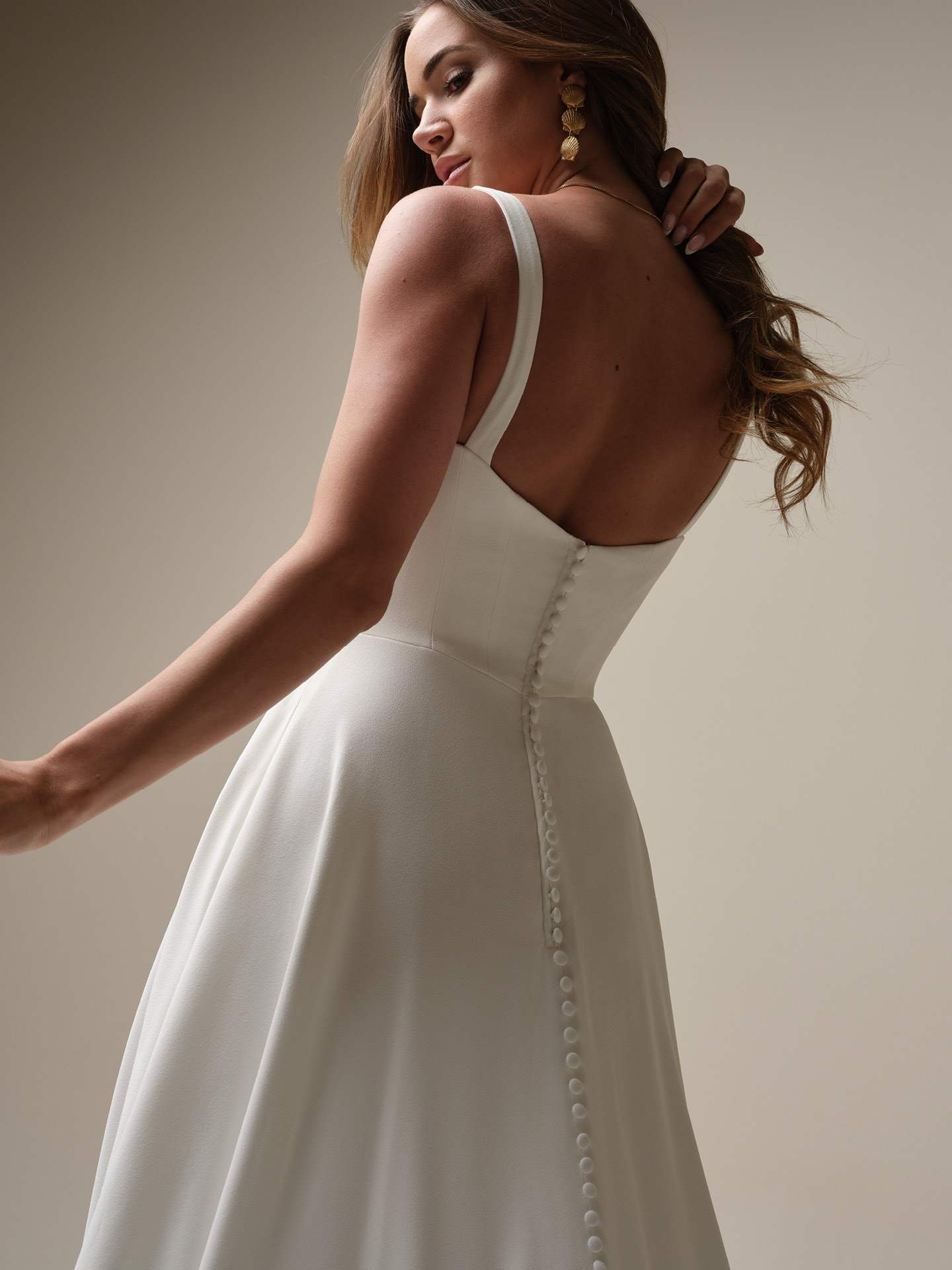 Elegant brudekjole fra maggie sottero olivianna Marie firkantet udskæring blød satin dyb ryg hos Maison Lou bridal atelier, køge, sjælland, danmarks bedste brudekjolebutik.