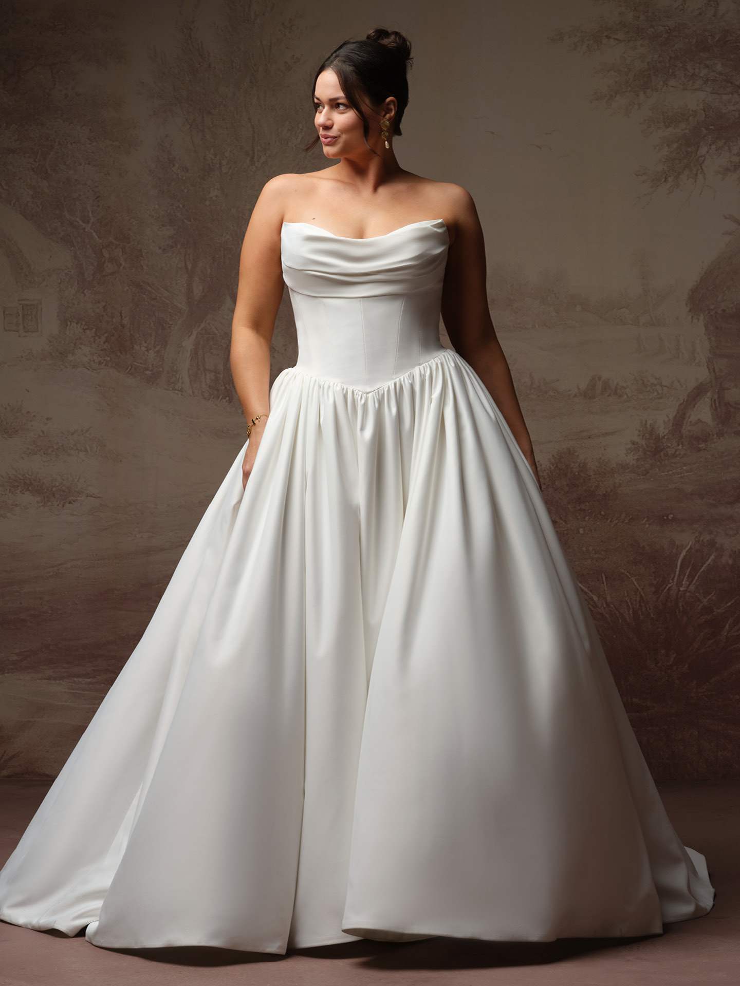Ballgown maggie sotterro corsagekjole draperinger over bryst basque waist talje hos Maison Lou bridal atelier i køge, sjælland, danmarks bedste brudekjolebutik.