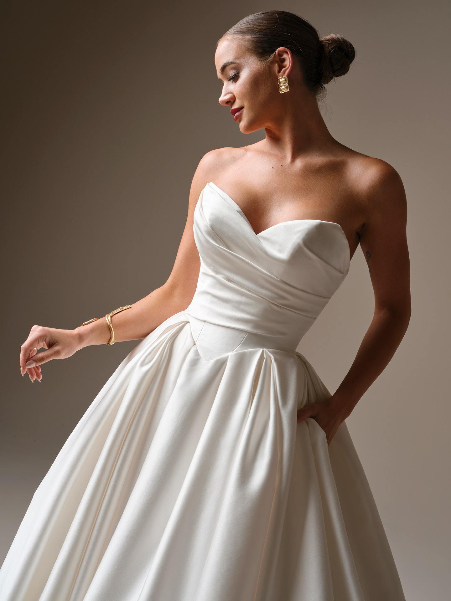 Satin ballgown brudekjole corsage draperinger sweetheart Basque talje hos Maison Lou bridal atelier I køge sjælland danmarks bedste brudebutik.