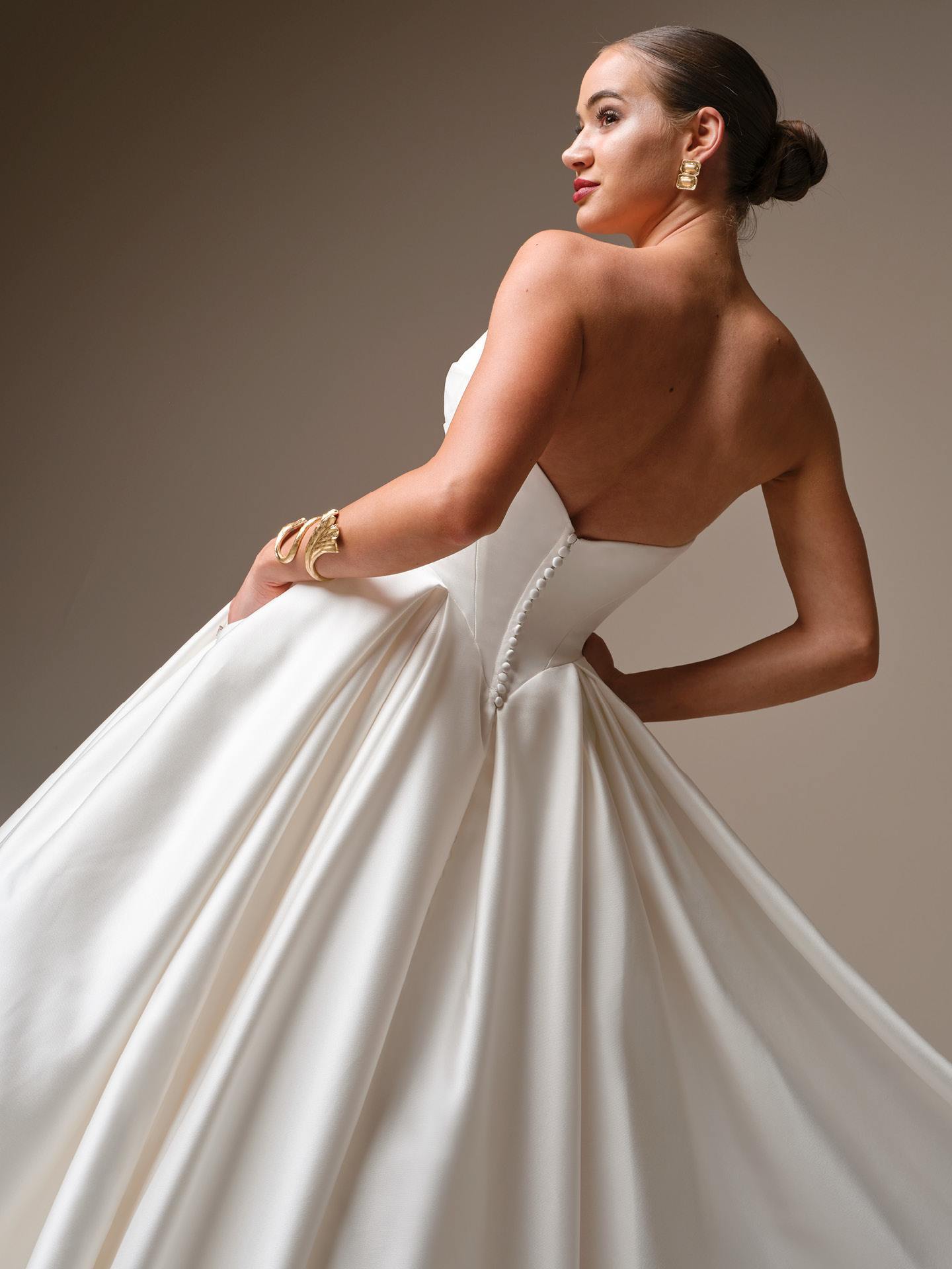 Satin ballgown brudekjole corsage draperinger sweetheart Basque talje hos Maison Lou bridal atelier I køge sjælland danmarks bedste brudebutik.