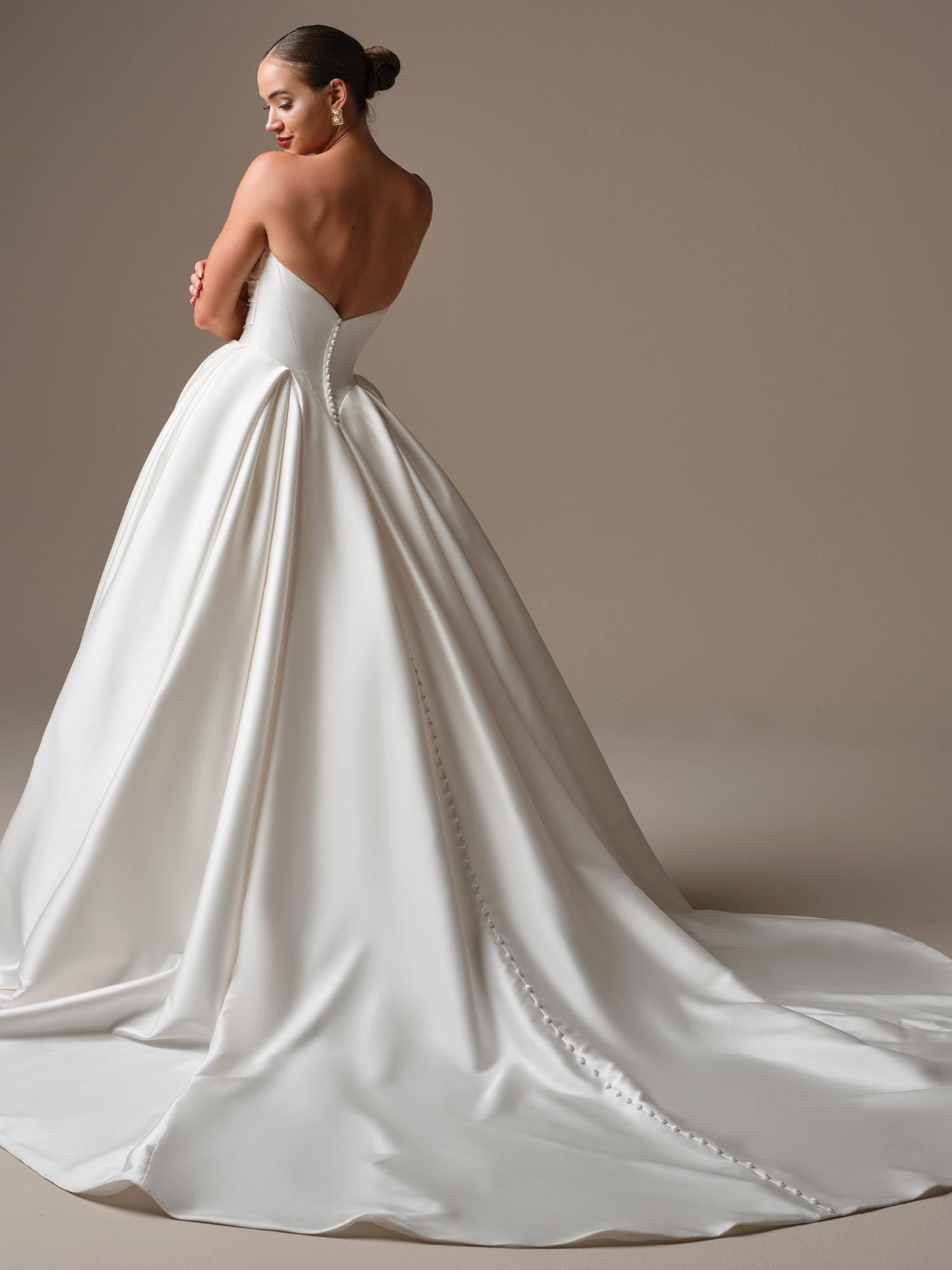 Satin ballgown brudekjole corsage draperinger sweetheart Basque talje hos Maison Lou bridal atelier I køge sjælland danmarks bedste brudebutik.