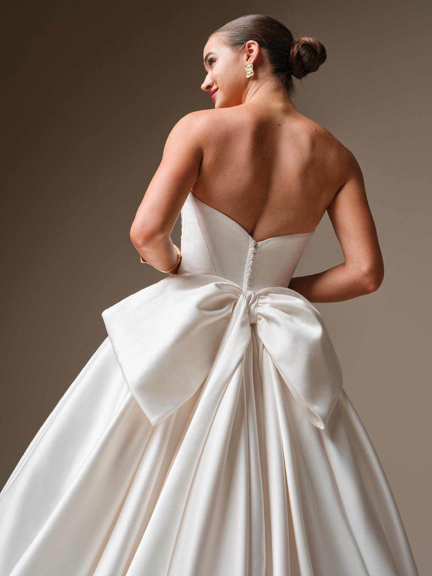 Satin ballgown brudekjole corsage draperinger sweetheart Basque talje hos Maison Lou bridal atelier I køge sjælland danmarks bedste brudebutik.