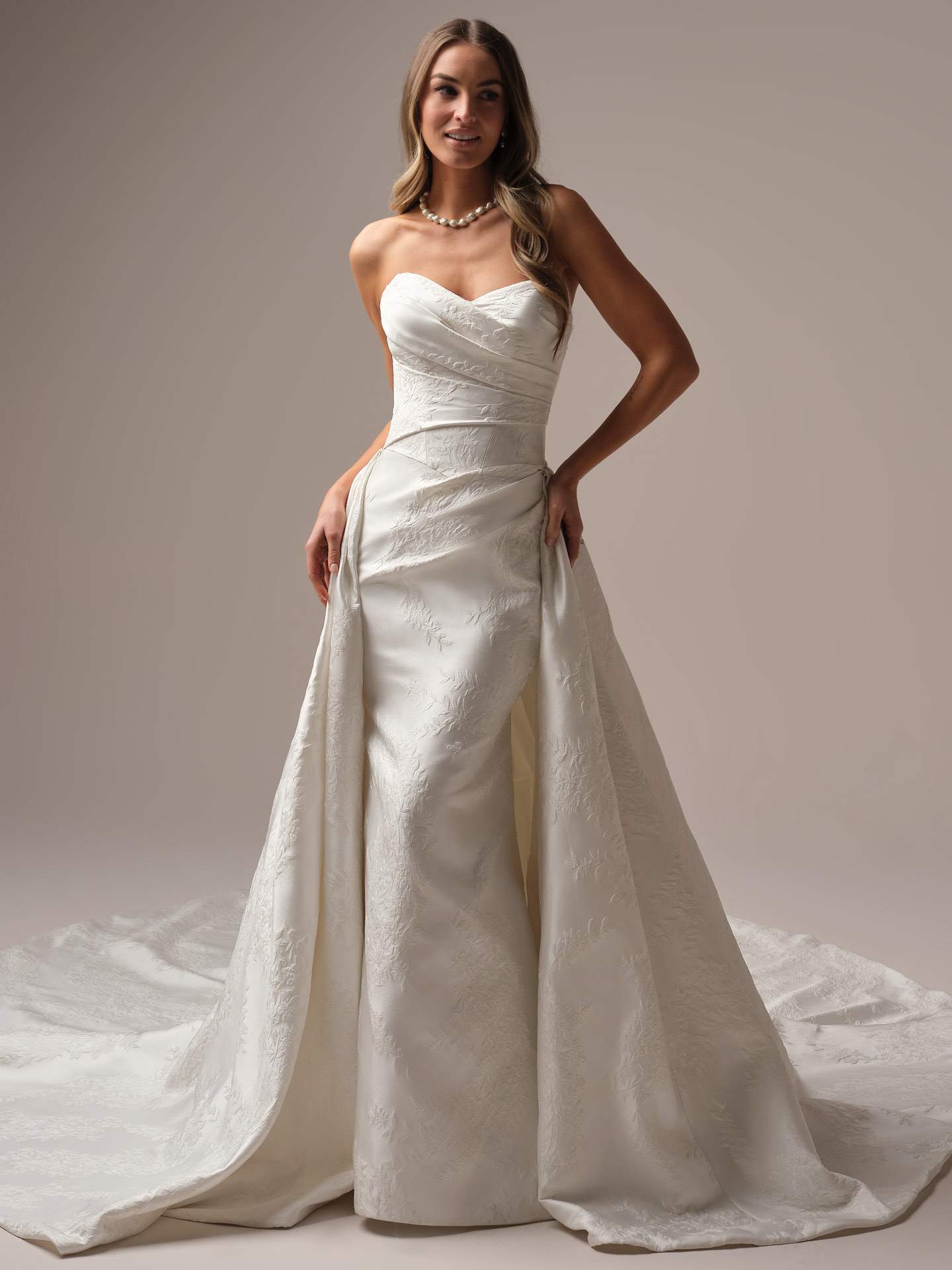 Tætsiddende havfrue satin brudekjole med blomster draperinger corsage sweetheart overskirt hos Maison Lou bridal atelier i køge sjælland danmarks bedste brudekjolebutik.
