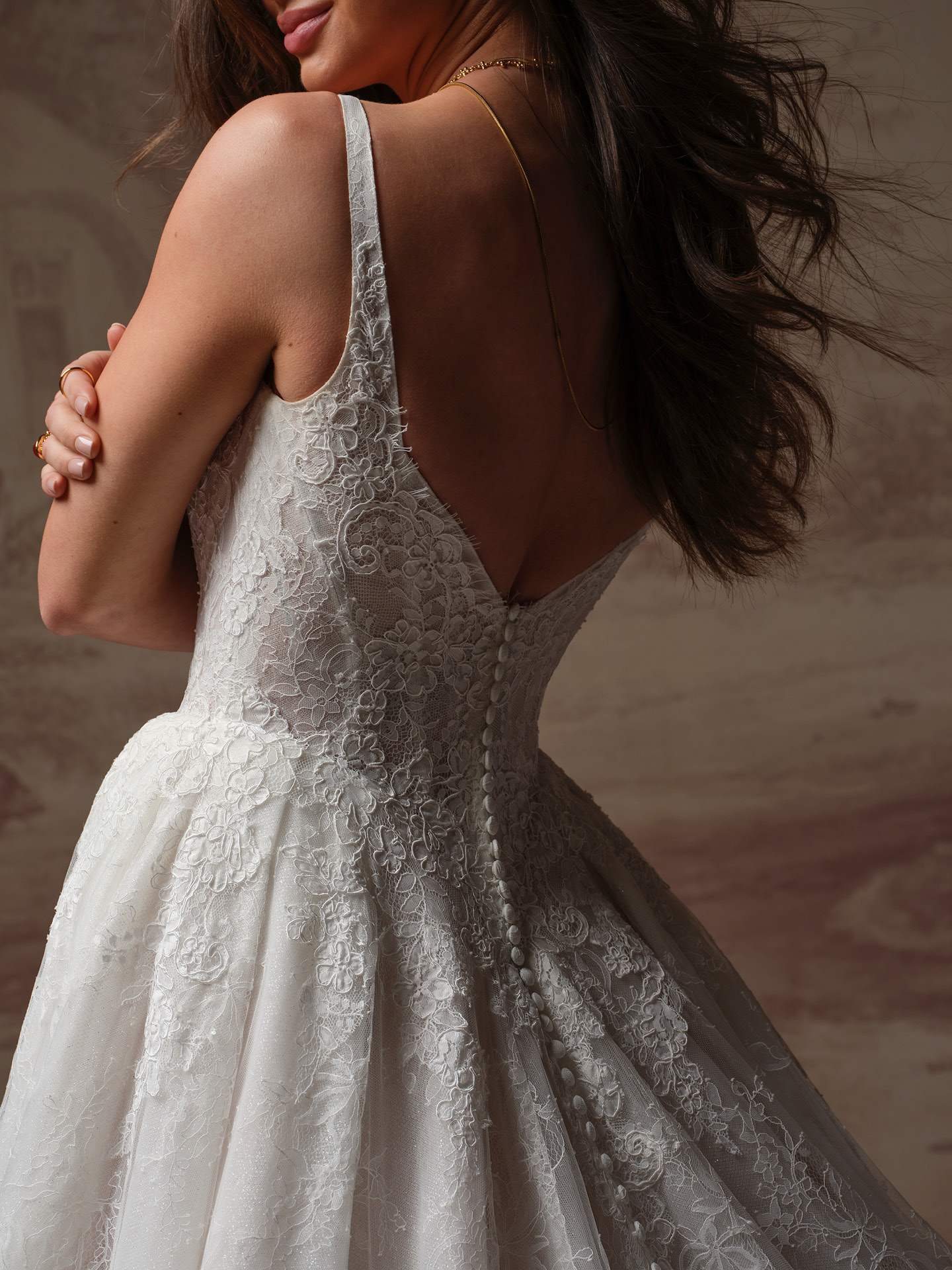 Maggie sottero ivandra chantilly blød blondebrudekjole basque waist talje firkantet udskæring dyb ryg hos Maison Lou bridal atelier I køge sjælland danmarks bedste brudekjolebutik.