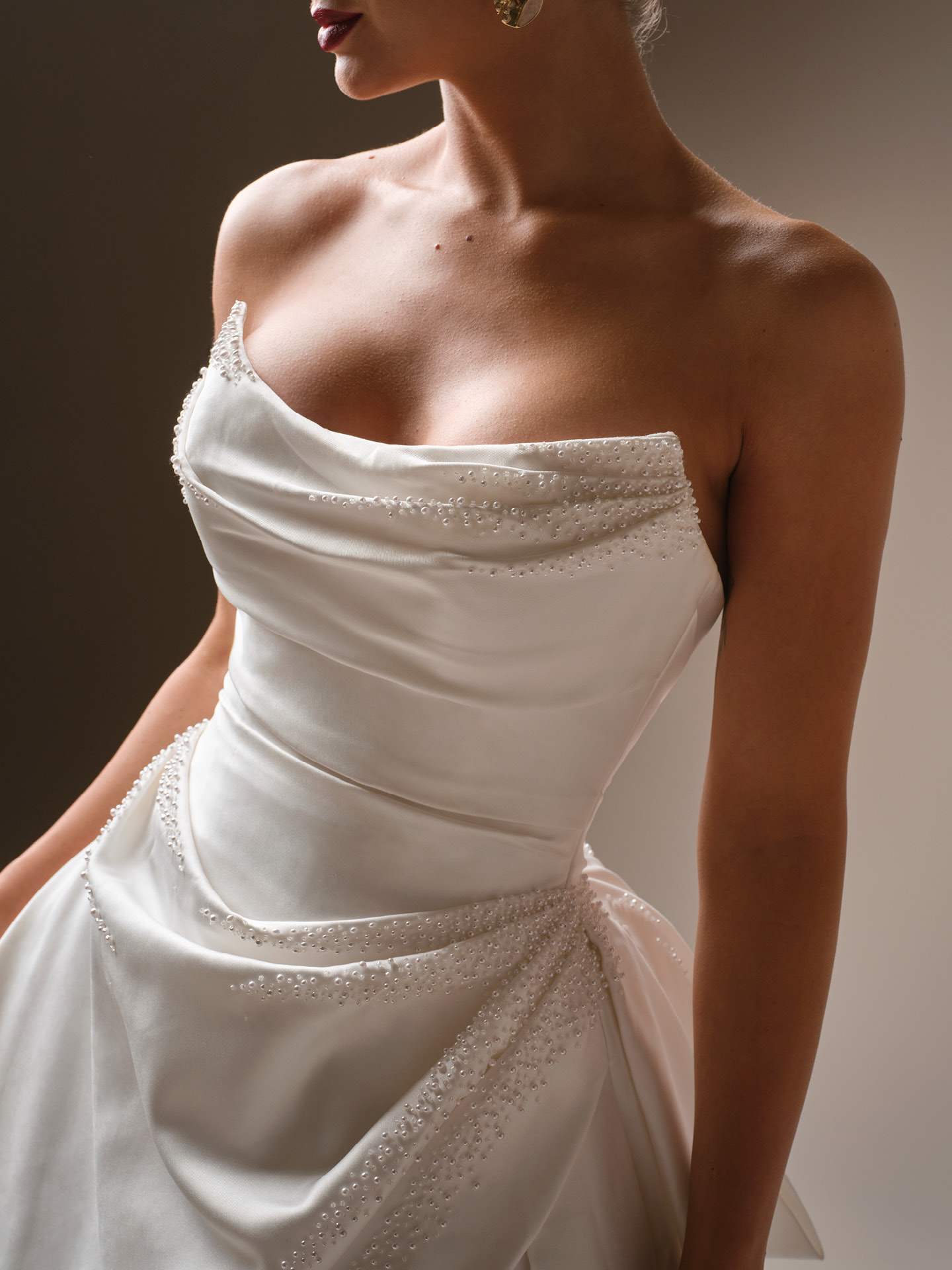 Maggie sottero Kincaid draperinger corsage slids satinbrudekjole hos Maison Lou bridal atelier I køge sjælland danmarks bedste brudekjoler.