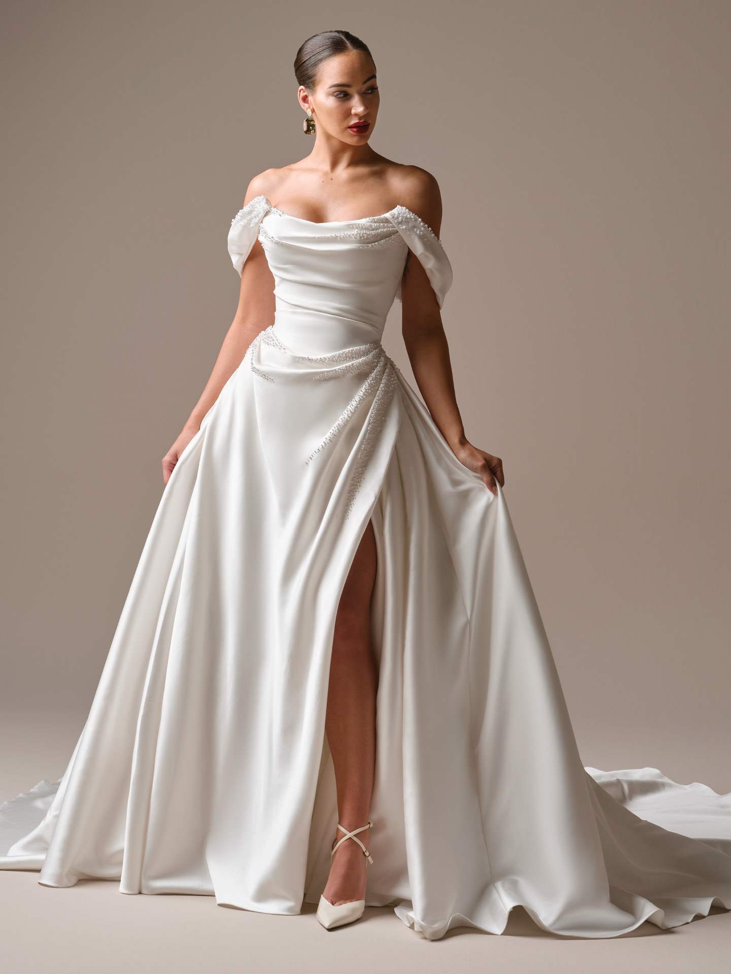Maggie sottero Kincaid draperinger corsage slids satinbrudekjole hos Maison Lou bridal atelier I køge sjælland danmarks bedste brudekjoler.