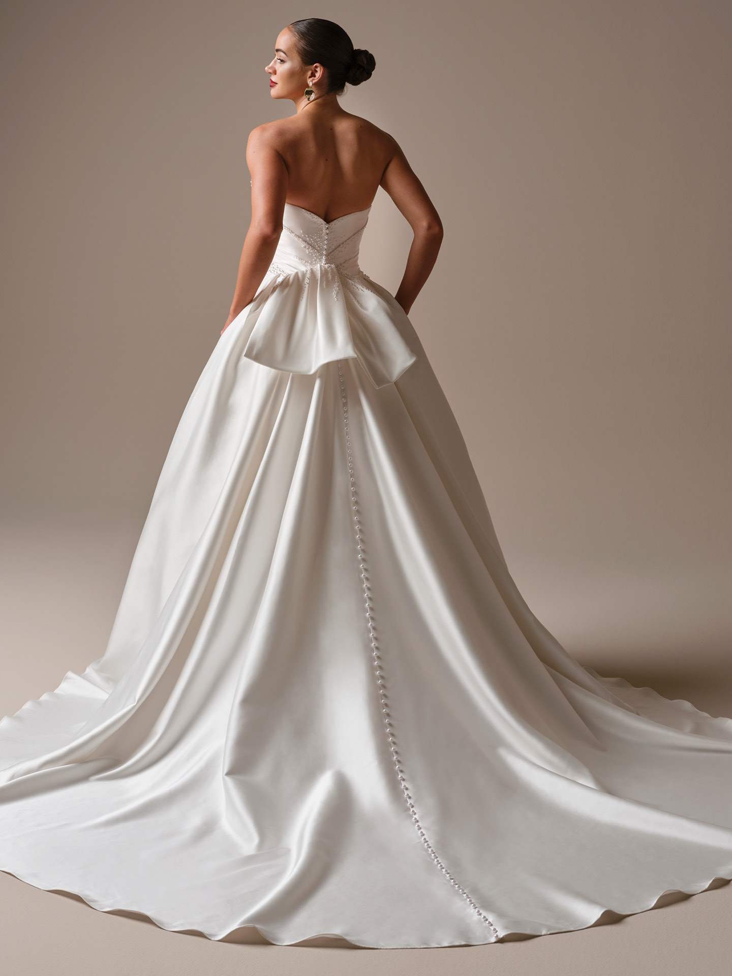 Maggie sottero Kincaid draperinger corsage slids satinbrudekjole hos Maison Lou bridal atelier I køge sjælland danmarks bedste brudekjoler.