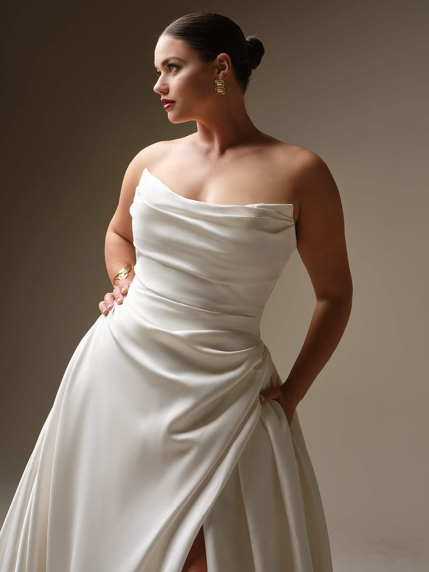 Maggie sottero Kincaid draperinger corsage slids satinbrudekjole hos Maison Lou bridal atelier I køge sjælland danmarks bedste brudekjoler.