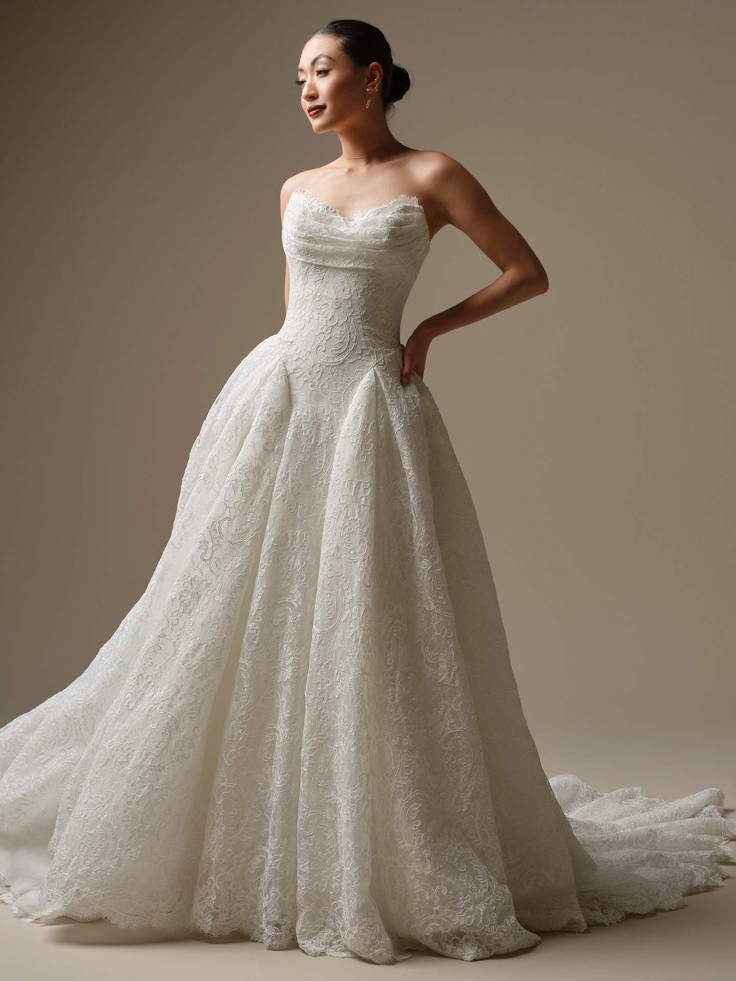 Eksklusiv blondebrudekjole fre Maggie sottero Tamar basque waist talje draperinger hos Maison Lou bridal atelier I køge, sjælland, danmarks bedste brudekjolebutik.