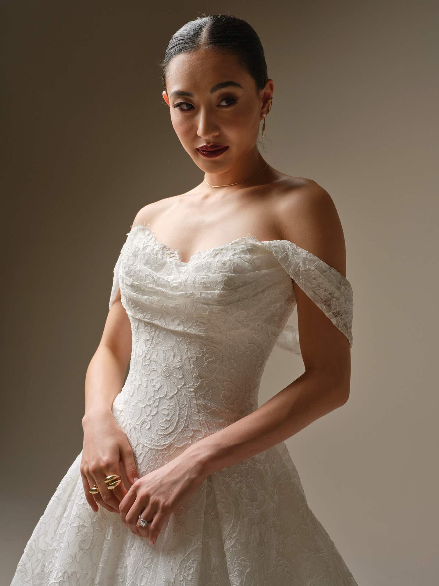 Eksklusiv blondebrudekjole fre Maggie sottero Tamar basque waist talje draperinger hos Maison Lou bridal atelier I køge, sjælland, danmarks bedste brudekjolebutik.