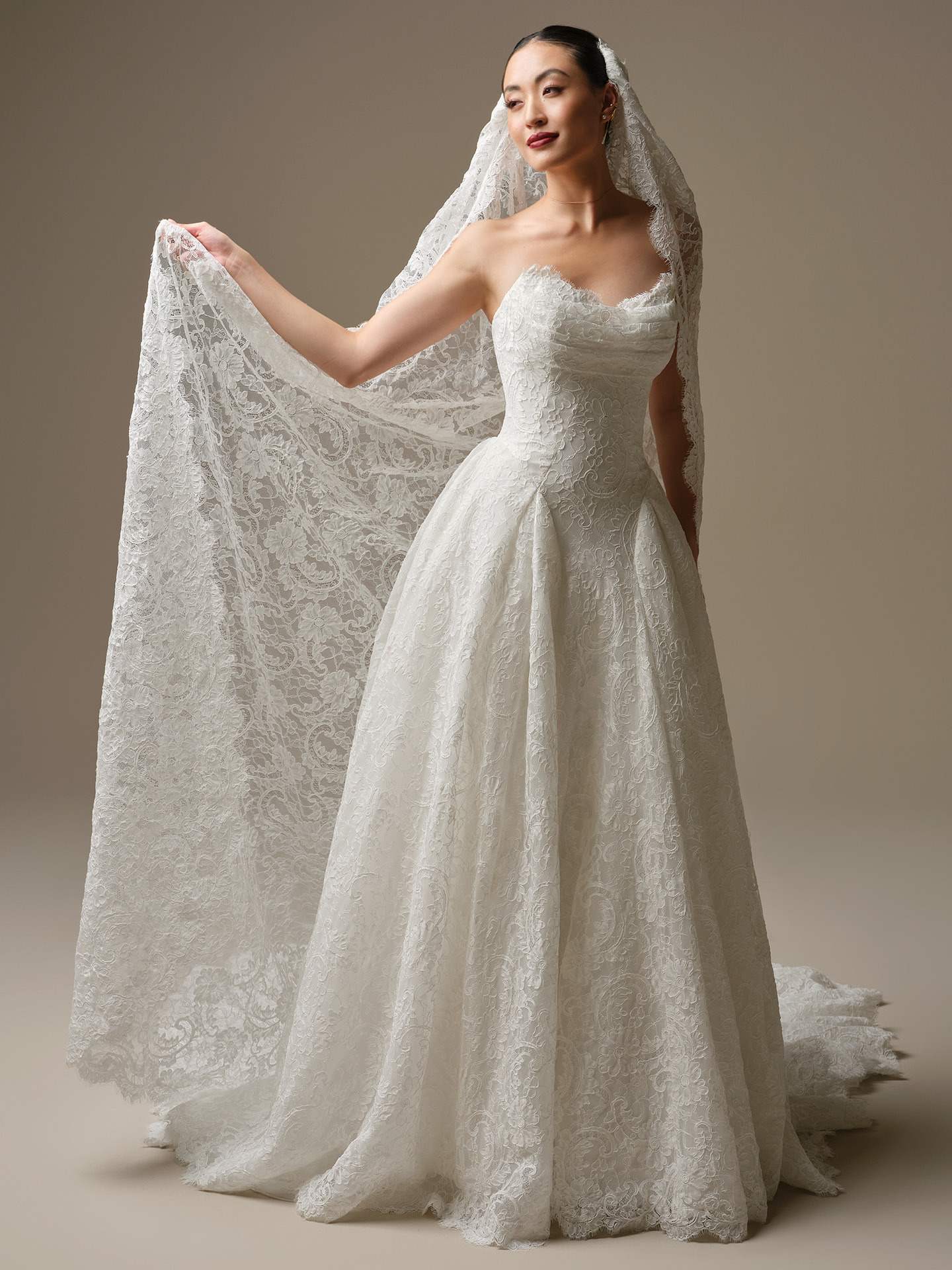 Eksklusiv blondebrudekjole fre Maggie sottero Tamar basque waist talje draperinger hos Maison Lou bridal atelier I køge, sjælland, danmarks bedste brudekjolebutik.