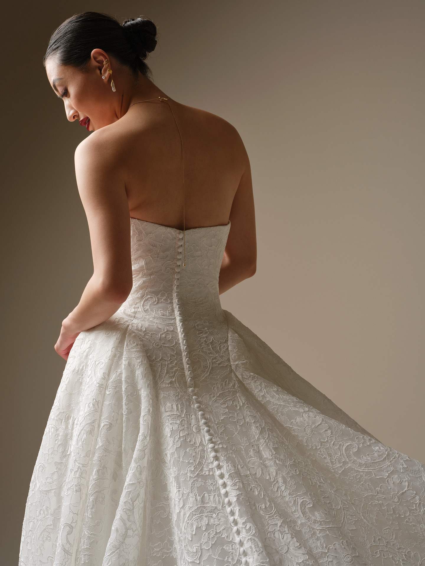 Eksklusiv blondebrudekjole fre Maggie sottero Tamar basque waist talje draperinger hos Maison Lou bridal atelier I køge, sjælland, danmarks bedste brudekjolebutik.