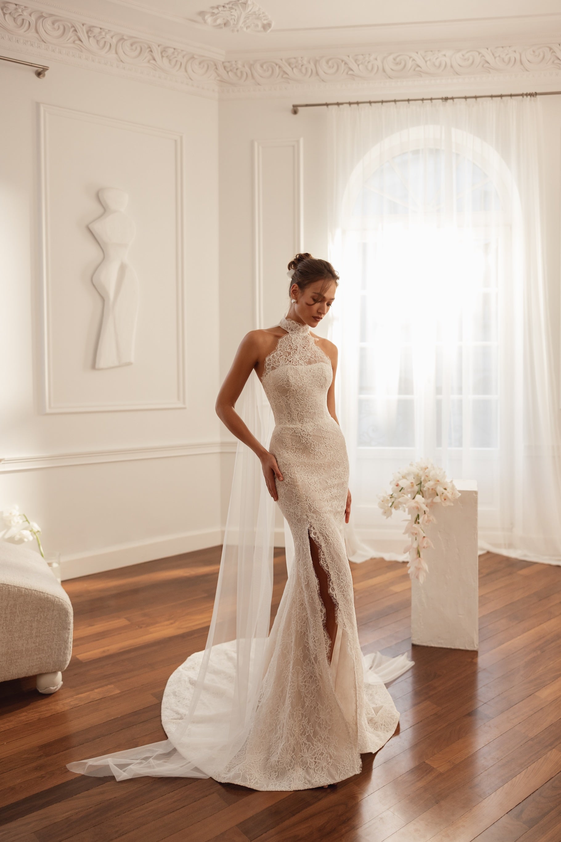 Elegant blondebrudekjole chantilly blonder halterneck slids, god corsage hos Maison Lou bridal atelier I Køge, sjælland, danmarks bedste brudekjolebutik.