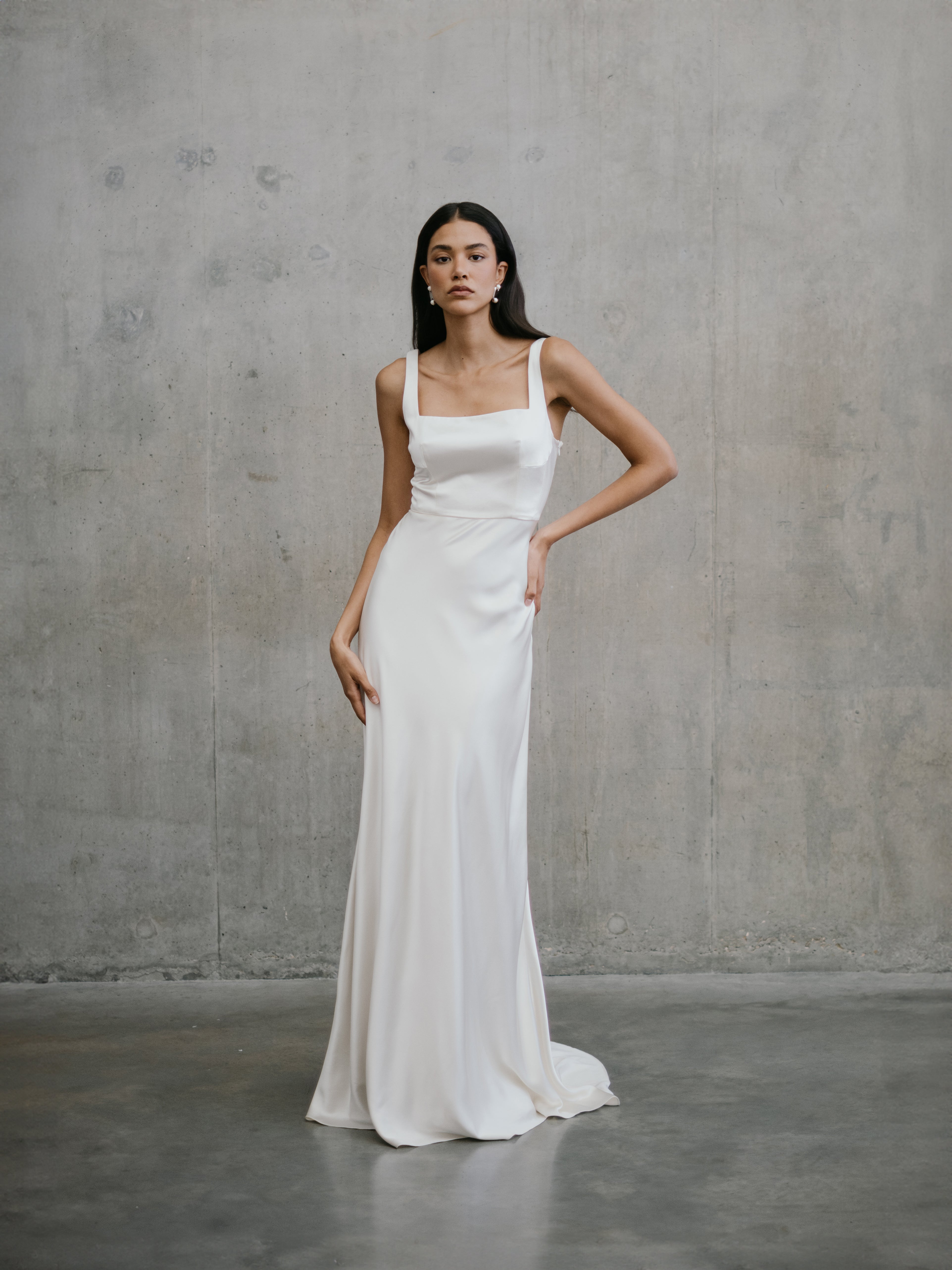 Silkebrudekjole fra unbridled studio eksklusiv brudekjole i silke med a-line skørt hos Maison Lou bridal atelier i Køge, sjælland, danmarks bedste brudekjolebutik.