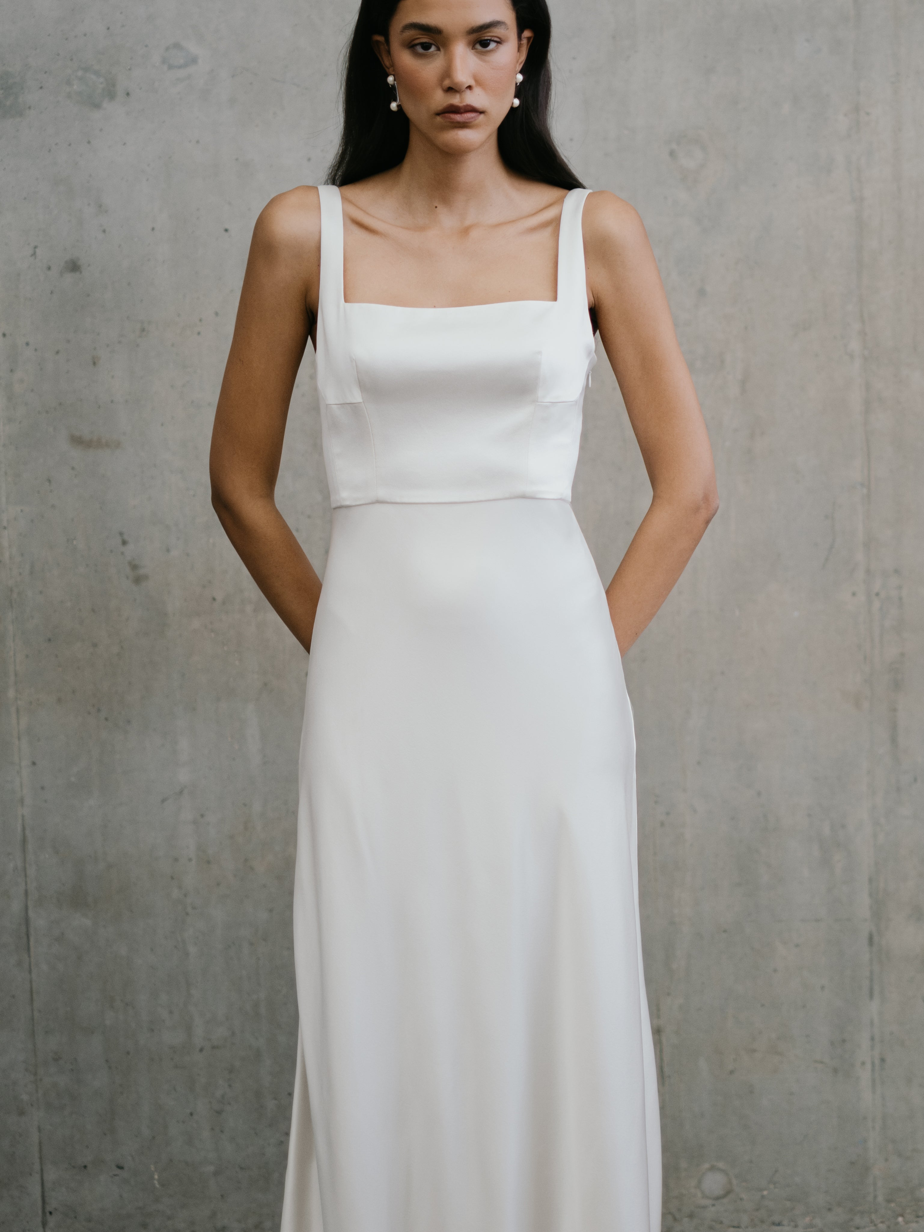 Silkebrudekjole fra unbridled studio eksklusiv brudekjole i silke med a-line skørt hos Maison Lou bridal atelier i Køge, sjælland, danmarks bedste brudekjolebutik.